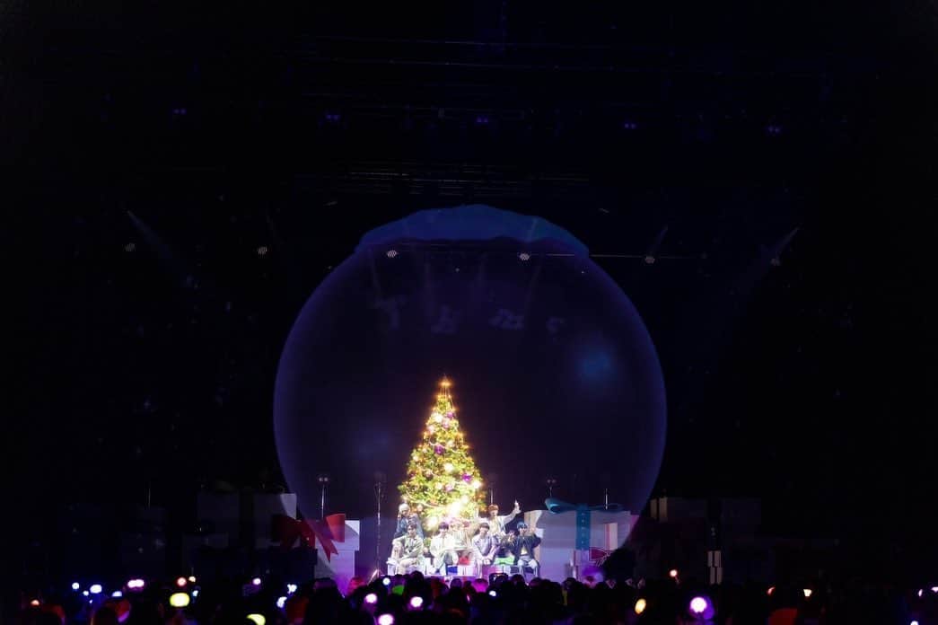 古瀬直輝さんのインスタグラム写真 - (古瀬直輝Instagram)「. Dec.23,2022  OCTPATH 3rd FANMEETING "THme dome" TACHIKAWA STAGE GARDEN  12/23にOCTPATHと 過ごす時間を作ってくれてありがとうございました⭐️  立川までお越しくださったTHme 来たかったのにどうしても来れなくなってしまって 配信で応援してくれたTHme 12/23はどーしても都合が合わず アーカイブ配信でご覧になってくださったTHme THmeに連れてきてもらって OCTPATHを初めてご覧になって応援してくれた方  全員！！  応援してくださった皆さんに 感謝の気持ちでいっぱいです。 ありがとうございました！  今回のファンミは スノードームに意味づけられた「永遠の今」 をテーマに、 THmeとOCTPATHが過ごした今を永遠に残したい、 クリスマスの時期にTHmeに会いたい THmeと過ごしたい思いから このように実現できて 会いに 見に来てくれたこと すごく幸せな気持ちでいっぱいです‼︎✨🎄  THmeの心も身体も温まるそんな時間にしたい という思いからスタートしました。  僕たちはファンミやLIVEで こういう演出でこういう見せ方がしたいなど 僕たちがしたいことを聞いてくださる環境にいます。 それは決して当たり前なことではないと思っています。 僕たちのしたいことを尊重してくださる環境に 本当に感謝します。✨ いつもありがとうございます😊  そして、NOSUKEさんにも たくさん相談させていただいて たくさん勉強させていただきました‼︎ あらゆる面でサポートしてくださった Team "S"の皆さんにも 感謝の気持ちでいっぱいです。 いつもありがとうございます☺️  常にクリエイティブな思考を持つこと それを発揮させてくださる場だと感じています‼︎  僕たちは互いへのRespect, そしてYes andを忘れず たくさんのアイデアを出し合います。  そうして過ごしてきて 何も固まっていない地を僕たちと OCTPATHに関わるすべてのスタッフの皆さんとTHmeと 少しずつ少しずつ踏み場を固めてきた一年でしたね☺️  改めて考えてみても すごく恵まれた環境にいさせていただいてるなと 感じています。  THme domeと並行して1st アルバムの制作も！  こんなワクワクなことが 2倍にも3倍にも増えていって 僕は毎日がすごくすごく楽しいです‼︎  ステージから見たTHmeの輝きは 本当に強くて綺麗で優しくて温かくて。  もっともっとみんなのパワーになりたいと思い 明日からも頑張る！と思えるような かけがえのないずっと見ていたい輝きでした。  来年またTHmeに会える機会が すでに決まっていることがめちゃくちゃ嬉しいです‼︎^ ^  ツアーの準備にすでにワクワクが止まりません‼︎  来年また絶対会いましょう‼︎  OCTPATHはまだまだここからです‼︎ THmeの皆さん‼︎ 楽しみですね‼︎😆✨✨ いつもありがとうございます😊🍣  愛と感謝の気持ちをいつも忘れずに。  OCTPATH 古瀬直輝」12月28日 1時26分 - kosenaoki_