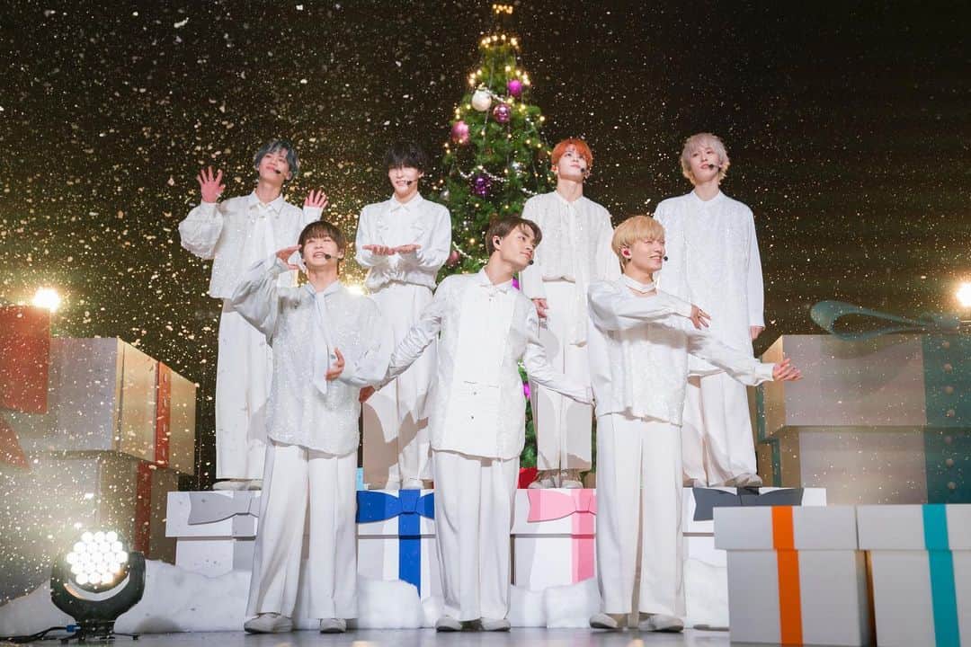 古瀬直輝さんのインスタグラム写真 - (古瀬直輝Instagram)「. Dec.23,2022  OCTPATH 3rd FANMEETING "THme dome" TACHIKAWA STAGE GARDEN  12/23にOCTPATHと 過ごす時間を作ってくれてありがとうございました⭐️  立川までお越しくださったTHme 来たかったのにどうしても来れなくなってしまって 配信で応援してくれたTHme 12/23はどーしても都合が合わず アーカイブ配信でご覧になってくださったTHme THmeに連れてきてもらって OCTPATHを初めてご覧になって応援してくれた方  全員！！  応援してくださった皆さんに 感謝の気持ちでいっぱいです。 ありがとうございました！  今回のファンミは スノードームに意味づけられた「永遠の今」 をテーマに、 THmeとOCTPATHが過ごした今を永遠に残したい、 クリスマスの時期にTHmeに会いたい THmeと過ごしたい思いから このように実現できて 会いに 見に来てくれたこと すごく幸せな気持ちでいっぱいです‼︎✨🎄  THmeの心も身体も温まるそんな時間にしたい という思いからスタートしました。  僕たちはファンミやLIVEで こういう演出でこういう見せ方がしたいなど 僕たちがしたいことを聞いてくださる環境にいます。 それは決して当たり前なことではないと思っています。 僕たちのしたいことを尊重してくださる環境に 本当に感謝します。✨ いつもありがとうございます😊  そして、NOSUKEさんにも たくさん相談させていただいて たくさん勉強させていただきました‼︎ あらゆる面でサポートしてくださった Team "S"の皆さんにも 感謝の気持ちでいっぱいです。 いつもありがとうございます☺️  常にクリエイティブな思考を持つこと それを発揮させてくださる場だと感じています‼︎  僕たちは互いへのRespect, そしてYes andを忘れず たくさんのアイデアを出し合います。  そうして過ごしてきて 何も固まっていない地を僕たちと OCTPATHに関わるすべてのスタッフの皆さんとTHmeと 少しずつ少しずつ踏み場を固めてきた一年でしたね☺️  改めて考えてみても すごく恵まれた環境にいさせていただいてるなと 感じています。  THme domeと並行して1st アルバムの制作も！  こんなワクワクなことが 2倍にも3倍にも増えていって 僕は毎日がすごくすごく楽しいです‼︎  ステージから見たTHmeの輝きは 本当に強くて綺麗で優しくて温かくて。  もっともっとみんなのパワーになりたいと思い 明日からも頑張る！と思えるような かけがえのないずっと見ていたい輝きでした。  来年またTHmeに会える機会が すでに決まっていることがめちゃくちゃ嬉しいです‼︎^ ^  ツアーの準備にすでにワクワクが止まりません‼︎  来年また絶対会いましょう‼︎  OCTPATHはまだまだここからです‼︎ THmeの皆さん‼︎ 楽しみですね‼︎😆✨✨ いつもありがとうございます😊🍣  愛と感謝の気持ちをいつも忘れずに。  OCTPATH 古瀬直輝」12月28日 1時26分 - kosenaoki_