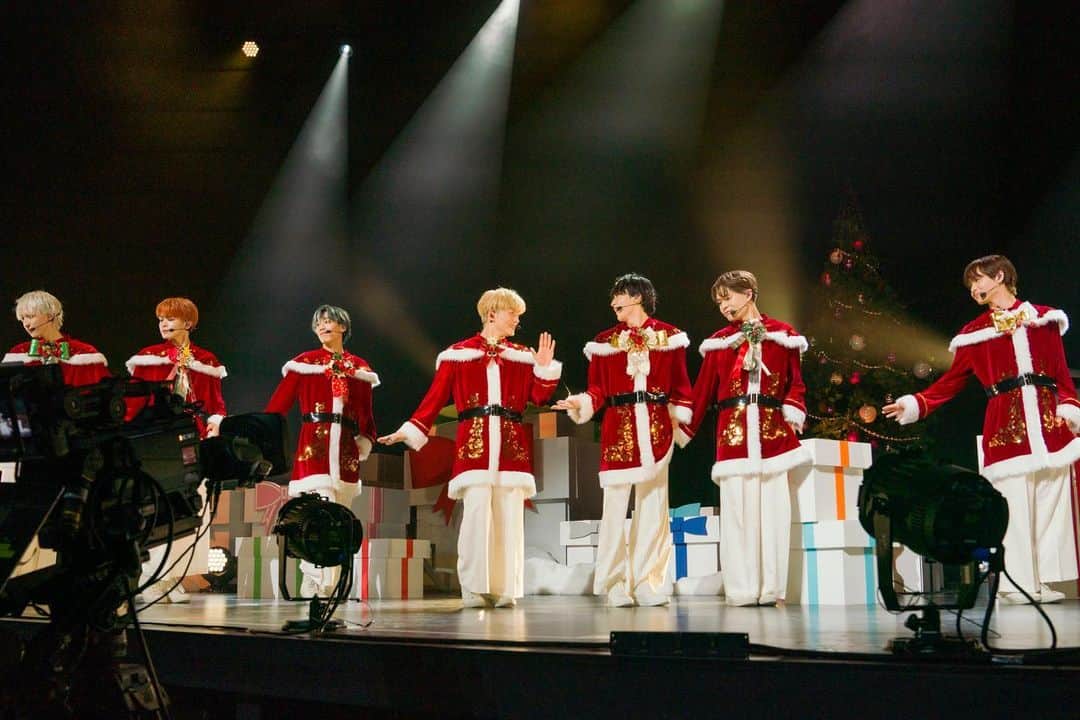 古瀬直輝さんのインスタグラム写真 - (古瀬直輝Instagram)「. Dec.23,2022  OCTPATH 3rd FANMEETING "THme dome" TACHIKAWA STAGE GARDEN  12/23にOCTPATHと 過ごす時間を作ってくれてありがとうございました⭐️  立川までお越しくださったTHme 来たかったのにどうしても来れなくなってしまって 配信で応援してくれたTHme 12/23はどーしても都合が合わず アーカイブ配信でご覧になってくださったTHme THmeに連れてきてもらって OCTPATHを初めてご覧になって応援してくれた方  全員！！  応援してくださった皆さんに 感謝の気持ちでいっぱいです。 ありがとうございました！  今回のファンミは スノードームに意味づけられた「永遠の今」 をテーマに、 THmeとOCTPATHが過ごした今を永遠に残したい、 クリスマスの時期にTHmeに会いたい THmeと過ごしたい思いから このように実現できて 会いに 見に来てくれたこと すごく幸せな気持ちでいっぱいです‼︎✨🎄  THmeの心も身体も温まるそんな時間にしたい という思いからスタートしました。  僕たちはファンミやLIVEで こういう演出でこういう見せ方がしたいなど 僕たちがしたいことを聞いてくださる環境にいます。 それは決して当たり前なことではないと思っています。 僕たちのしたいことを尊重してくださる環境に 本当に感謝します。✨ いつもありがとうございます😊  そして、NOSUKEさんにも たくさん相談させていただいて たくさん勉強させていただきました‼︎ あらゆる面でサポートしてくださった Team "S"の皆さんにも 感謝の気持ちでいっぱいです。 いつもありがとうございます☺️  常にクリエイティブな思考を持つこと それを発揮させてくださる場だと感じています‼︎  僕たちは互いへのRespect, そしてYes andを忘れず たくさんのアイデアを出し合います。  そうして過ごしてきて 何も固まっていない地を僕たちと OCTPATHに関わるすべてのスタッフの皆さんとTHmeと 少しずつ少しずつ踏み場を固めてきた一年でしたね☺️  改めて考えてみても すごく恵まれた環境にいさせていただいてるなと 感じています。  THme domeと並行して1st アルバムの制作も！  こんなワクワクなことが 2倍にも3倍にも増えていって 僕は毎日がすごくすごく楽しいです‼︎  ステージから見たTHmeの輝きは 本当に強くて綺麗で優しくて温かくて。  もっともっとみんなのパワーになりたいと思い 明日からも頑張る！と思えるような かけがえのないずっと見ていたい輝きでした。  来年またTHmeに会える機会が すでに決まっていることがめちゃくちゃ嬉しいです‼︎^ ^  ツアーの準備にすでにワクワクが止まりません‼︎  来年また絶対会いましょう‼︎  OCTPATHはまだまだここからです‼︎ THmeの皆さん‼︎ 楽しみですね‼︎😆✨✨ いつもありがとうございます😊🍣  愛と感謝の気持ちをいつも忘れずに。  OCTPATH 古瀬直輝」12月28日 1時26分 - kosenaoki_