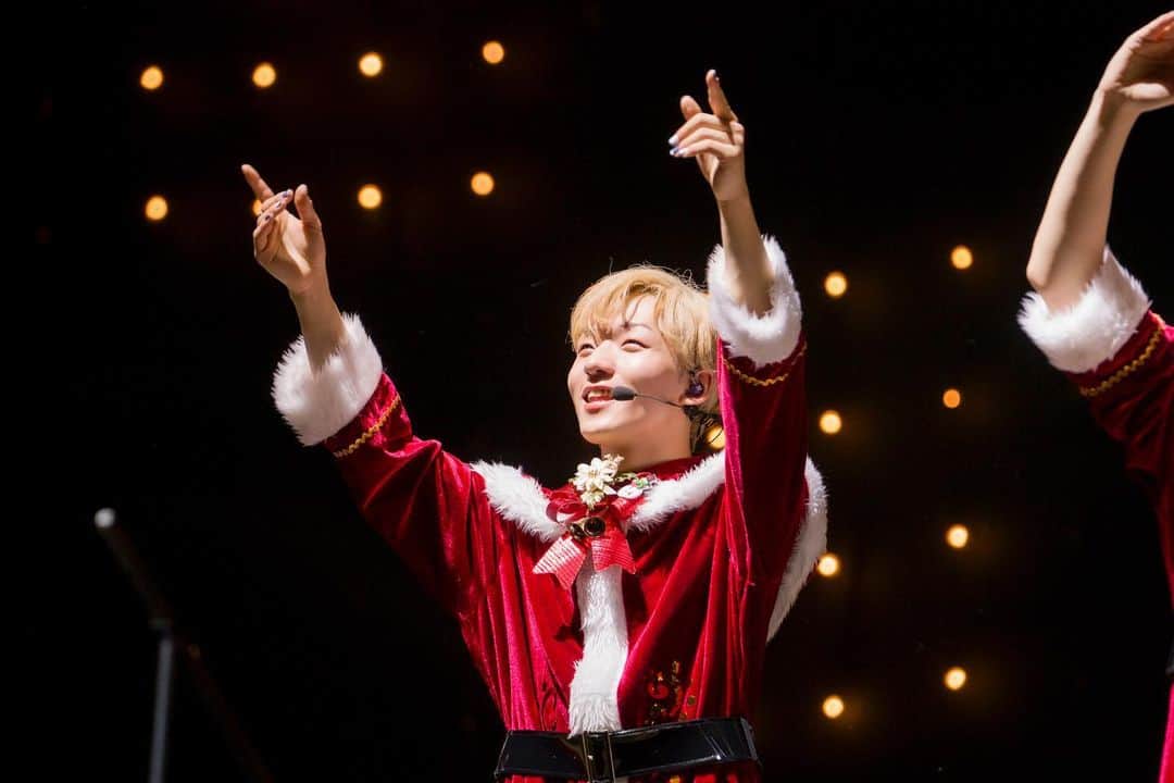 古瀬直輝さんのインスタグラム写真 - (古瀬直輝Instagram)「. Dec.23,2022  OCTPATH 3rd FANMEETING "THme dome" TACHIKAWA STAGE GARDEN  12/23にOCTPATHと 過ごす時間を作ってくれてありがとうございました⭐️  立川までお越しくださったTHme 来たかったのにどうしても来れなくなってしまって 配信で応援してくれたTHme 12/23はどーしても都合が合わず アーカイブ配信でご覧になってくださったTHme THmeに連れてきてもらって OCTPATHを初めてご覧になって応援してくれた方  全員！！  応援してくださった皆さんに 感謝の気持ちでいっぱいです。 ありがとうございました！  今回のファンミは スノードームに意味づけられた「永遠の今」 をテーマに、 THmeとOCTPATHが過ごした今を永遠に残したい、 クリスマスの時期にTHmeに会いたい THmeと過ごしたい思いから このように実現できて 会いに 見に来てくれたこと すごく幸せな気持ちでいっぱいです‼︎✨🎄  THmeの心も身体も温まるそんな時間にしたい という思いからスタートしました。  僕たちはファンミやLIVEで こういう演出でこういう見せ方がしたいなど 僕たちがしたいことを聞いてくださる環境にいます。 それは決して当たり前なことではないと思っています。 僕たちのしたいことを尊重してくださる環境に 本当に感謝します。✨ いつもありがとうございます😊  そして、NOSUKEさんにも たくさん相談させていただいて たくさん勉強させていただきました‼︎ あらゆる面でサポートしてくださった Team "S"の皆さんにも 感謝の気持ちでいっぱいです。 いつもありがとうございます☺️  常にクリエイティブな思考を持つこと それを発揮させてくださる場だと感じています‼︎  僕たちは互いへのRespect, そしてYes andを忘れず たくさんのアイデアを出し合います。  そうして過ごしてきて 何も固まっていない地を僕たちと OCTPATHに関わるすべてのスタッフの皆さんとTHmeと 少しずつ少しずつ踏み場を固めてきた一年でしたね☺️  改めて考えてみても すごく恵まれた環境にいさせていただいてるなと 感じています。  THme domeと並行して1st アルバムの制作も！  こんなワクワクなことが 2倍にも3倍にも増えていって 僕は毎日がすごくすごく楽しいです‼︎  ステージから見たTHmeの輝きは 本当に強くて綺麗で優しくて温かくて。  もっともっとみんなのパワーになりたいと思い 明日からも頑張る！と思えるような かけがえのないずっと見ていたい輝きでした。  来年またTHmeに会える機会が すでに決まっていることがめちゃくちゃ嬉しいです‼︎^ ^  ツアーの準備にすでにワクワクが止まりません‼︎  来年また絶対会いましょう‼︎  OCTPATHはまだまだここからです‼︎ THmeの皆さん‼︎ 楽しみですね‼︎😆✨✨ いつもありがとうございます😊🍣  愛と感謝の気持ちをいつも忘れずに。  OCTPATH 古瀬直輝」12月28日 1時26分 - kosenaoki_