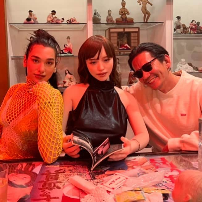 野村訓市のインスタグラム：「2022 is fading out .See you in 2023😉 @dualipa  真ん中は人形　#大道芸術館」