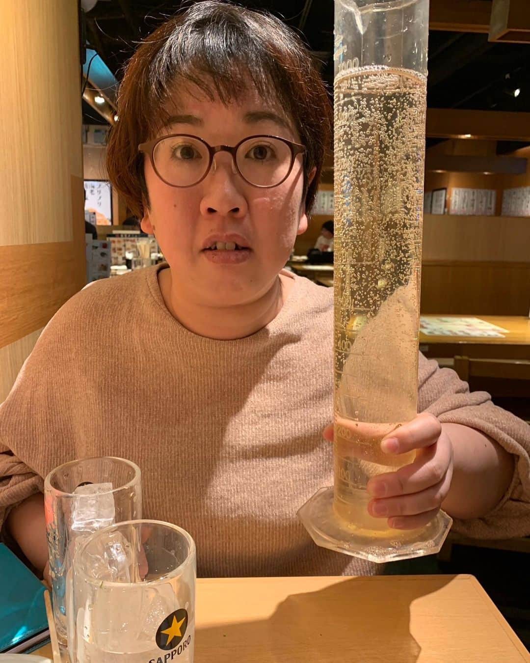 のインスタグラム：「久しぶりに酒ヤクザと外飲み☺🍻 人生で初めてこの量のハイボール持ったわ。 でっでか。  チーズケーキがたまらないくらい美味しかった😋  その後カラオケ行ったのだがなぜだかちゃん星だけ昭和のスナック感丸出しだった🤣  #ぷち忘年会 #酒ヤクザ #星ちゃん #テング大ホール #チーズケーキ #ハイボール #プラン計画 #府中ふみえ」