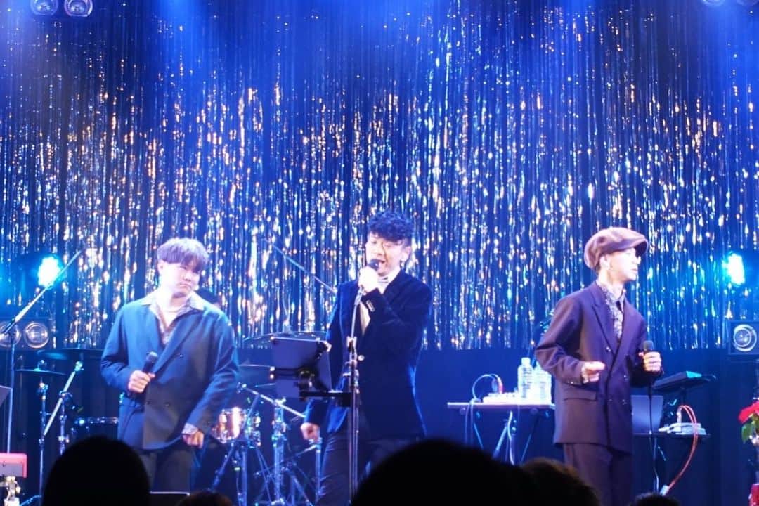 和田昌哉さんのインスタグラム写真 - (和田昌哉Instagram)「「SDS Lounge」 Satoru Nakagaki × Daichi Morioka  “SP Band 2man Live” 2022/12/23 BEAT STATION special guest: Masaya Wada  悟と大地のSDSラウンジに、ゲストとして呼んでもらって歌ってきました。  FREAK解散後から2人がソロとして音楽を頑張っていたのを知っていたけど、ライブを観て改めて、2人それぞれが自分の音楽の方向性をしっかり見つめて進んできたことがわかって胸が熱くなりました。  秋口から悟と大地とそれぞれと曲を作り始めたんだけど、この日は大地と作った「サヨナラ Sunday」を2人で歌いました。大地は前日の深夜まで歌詞を直してたんですよ。MCで言えばよかった。この曲は来年リリースになります！  悟との曲はスローでセクシーな感じなので、こちらも楽しみにしててください！  五輪真弓さんの「恋人よ」も歌ったんですが、おさむくんのシンセが気持ちよかったー。これはリリースしたいなぁと勝手に思いました。  そして、当日リハだったけどバンドの皆さんとも仲良くなれて本当によかった！打ち上げが楽しすぎた！  また福岡で歌いたいので、ぜひ誘ってください！笑  @freak_satorunakagaki @freak_daichi @osamufukuzawa @wakky_guitar @soka_bass @pantenenakajima   追記: この日に販売していた限定CD「p.s.t.l.」は配信されることはなく、また3人で歌った曲も入ってるので、ぜひ無くなる前にゲットしてね！ ( @sds_info のプロフィールのリンクからストアに飛べます)」12月28日 1時55分 - masayawada