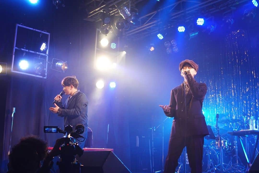 和田昌哉さんのインスタグラム写真 - (和田昌哉Instagram)「「SDS Lounge」 Satoru Nakagaki × Daichi Morioka  “SP Band 2man Live” 2022/12/23 BEAT STATION special guest: Masaya Wada  悟と大地のSDSラウンジに、ゲストとして呼んでもらって歌ってきました。  FREAK解散後から2人がソロとして音楽を頑張っていたのを知っていたけど、ライブを観て改めて、2人それぞれが自分の音楽の方向性をしっかり見つめて進んできたことがわかって胸が熱くなりました。  秋口から悟と大地とそれぞれと曲を作り始めたんだけど、この日は大地と作った「サヨナラ Sunday」を2人で歌いました。大地は前日の深夜まで歌詞を直してたんですよ。MCで言えばよかった。この曲は来年リリースになります！  悟との曲はスローでセクシーな感じなので、こちらも楽しみにしててください！  五輪真弓さんの「恋人よ」も歌ったんですが、おさむくんのシンセが気持ちよかったー。これはリリースしたいなぁと勝手に思いました。  そして、当日リハだったけどバンドの皆さんとも仲良くなれて本当によかった！打ち上げが楽しすぎた！  また福岡で歌いたいので、ぜひ誘ってください！笑  @freak_satorunakagaki @freak_daichi @osamufukuzawa @wakky_guitar @soka_bass @pantenenakajima   追記: この日に販売していた限定CD「p.s.t.l.」は配信されることはなく、また3人で歌った曲も入ってるので、ぜひ無くなる前にゲットしてね！ ( @sds_info のプロフィールのリンクからストアに飛べます)」12月28日 1時55分 - masayawada