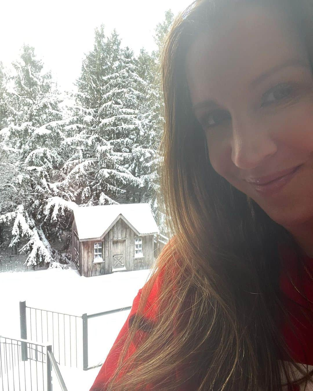 パティ・マレットのインスタグラム：「Happy Winter from Canada. We were snowed in but at least we had a white Christmas! Xo 😘」