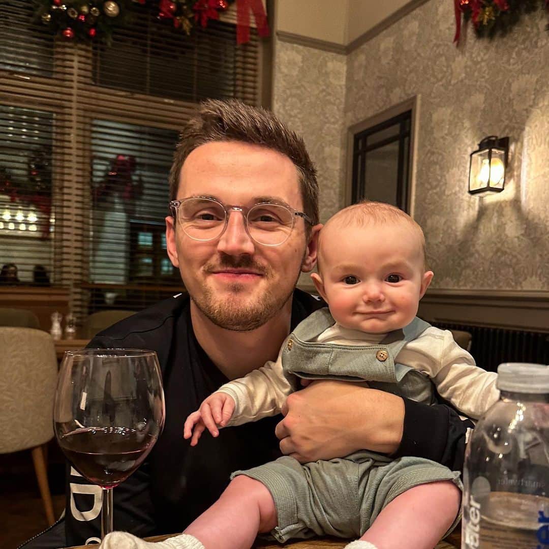 トム・キャセルのインスタグラム：「Can’t wait to travel the world with this little guy ❤️」