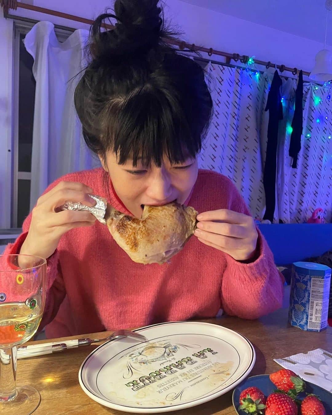 李千鶴さんのインスタグラム写真 - (李千鶴Instagram)「千穐楽のあと、駆け込みでクリスマスのチキンを食べました。🎄🎄🎄🎅🎅 ご馳走様でした。ありがとう💜」12月28日 4時13分 - chizulee