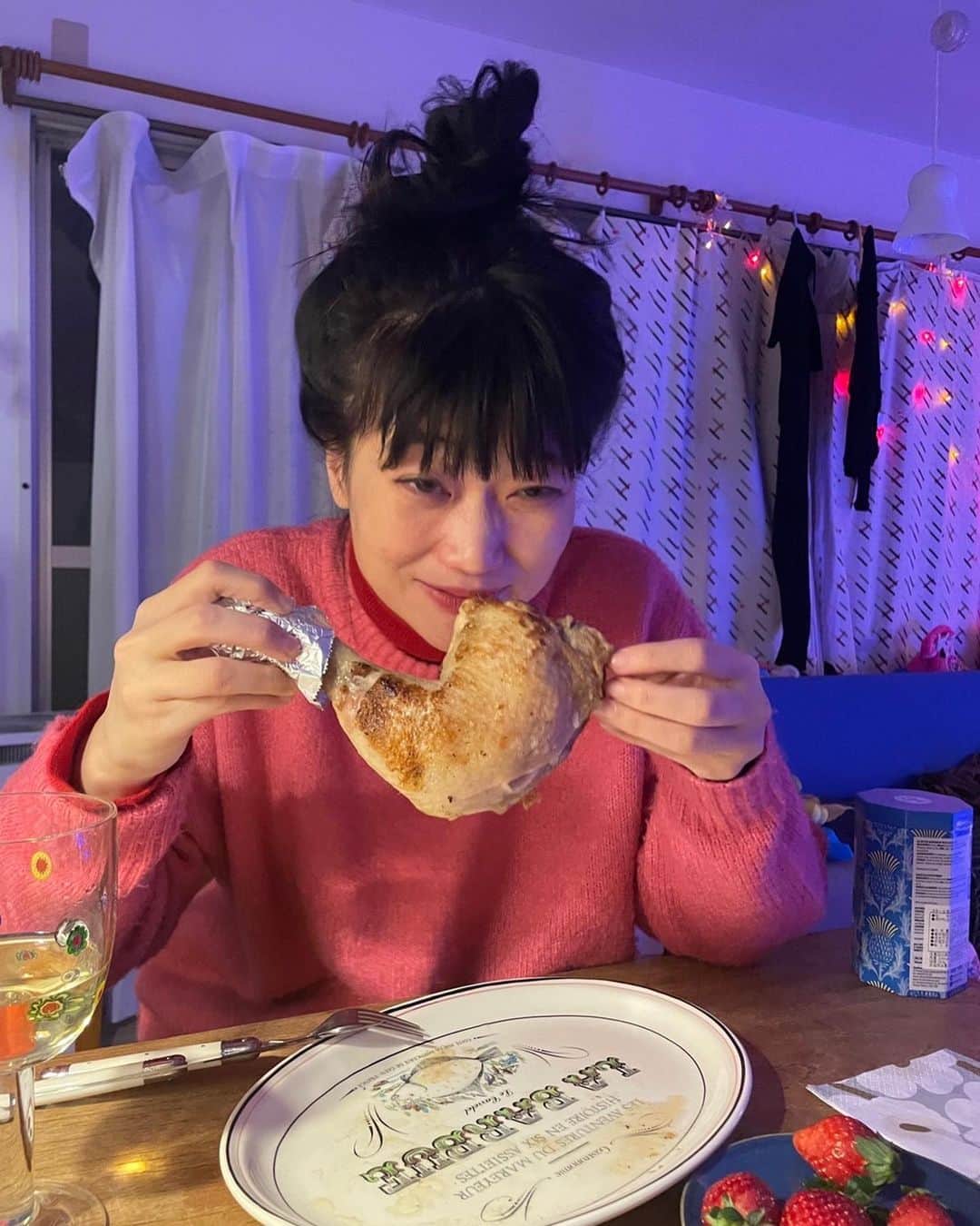 李千鶴のインスタグラム：「千穐楽のあと、駆け込みでクリスマスのチキンを食べました。🎄🎄🎄🎅🎅 ご馳走様でした。ありがとう💜」