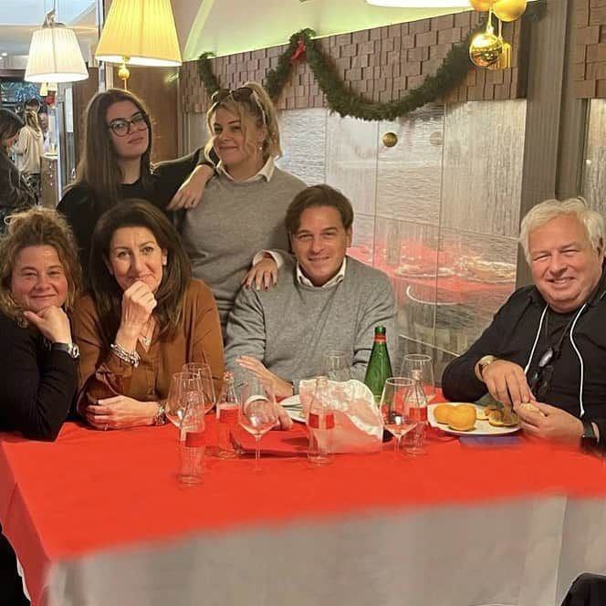 マリオムスカリエッロさんのインスタグラム写真 - (マリオムスカリエッロInstagram)「A funny lunch time in Napoli with close family friends. 🙏」12月28日 4時15分 - mariomuscariello