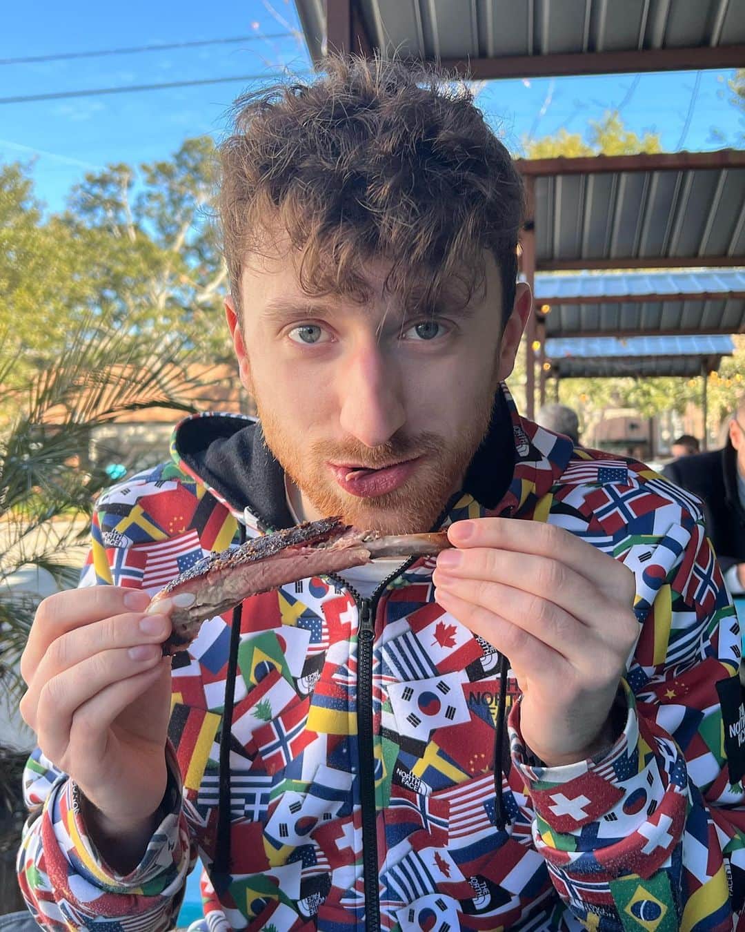 のインスタグラム：「Can you tell I like ribs? When @delta cancels your direct flight from Detroit to New York and the next quickest flight goes through Charleston, SC for some reason, you gotta stop for @rodneyscottsbbq」