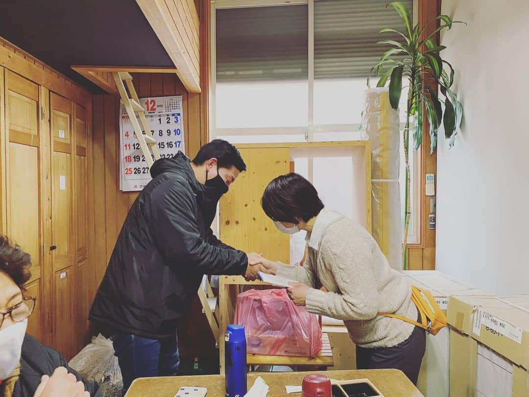 crie style クリエすずき建設のインスタグラム：「2022年最後の営業日。 爽やかな気持ちで新年を迎えられるようにと事務所の大掃除をしました！ その後昼食をとり、スタッフで集まって今年が自分にとってどんな一年だったかを振り返りそれぞれ発表🙋‍♂️  そして、一年の締めに記念の集合写真を撮りました📸  今年も大変お世話になりました！ 2022年、様々なことに挑戦した一年でした。 2023年も、ワクワク楽しい投稿をみなさまにお届けします✉ みなさま、良いお年をお迎えくださいませ✨  #暮らしを楽しむ #お家時間を楽しむ #オシャレ #工務店 #家づくり #木の家 #平屋 #介護 #バリアフリー #ホームエレベーター #テレワーク #長期優良住宅 #補助金 #減税 #ペットライフ #愛犬家 #太陽光 #蓄電池 #電気自動車 #ライフプラン #リフォーム #リノベーション #我孫子市 #柏市 #流山市 #住まいと暮らしの窓口 #住ま暮らサポート #crie_style #クリエすずき #クリエすずき建設」