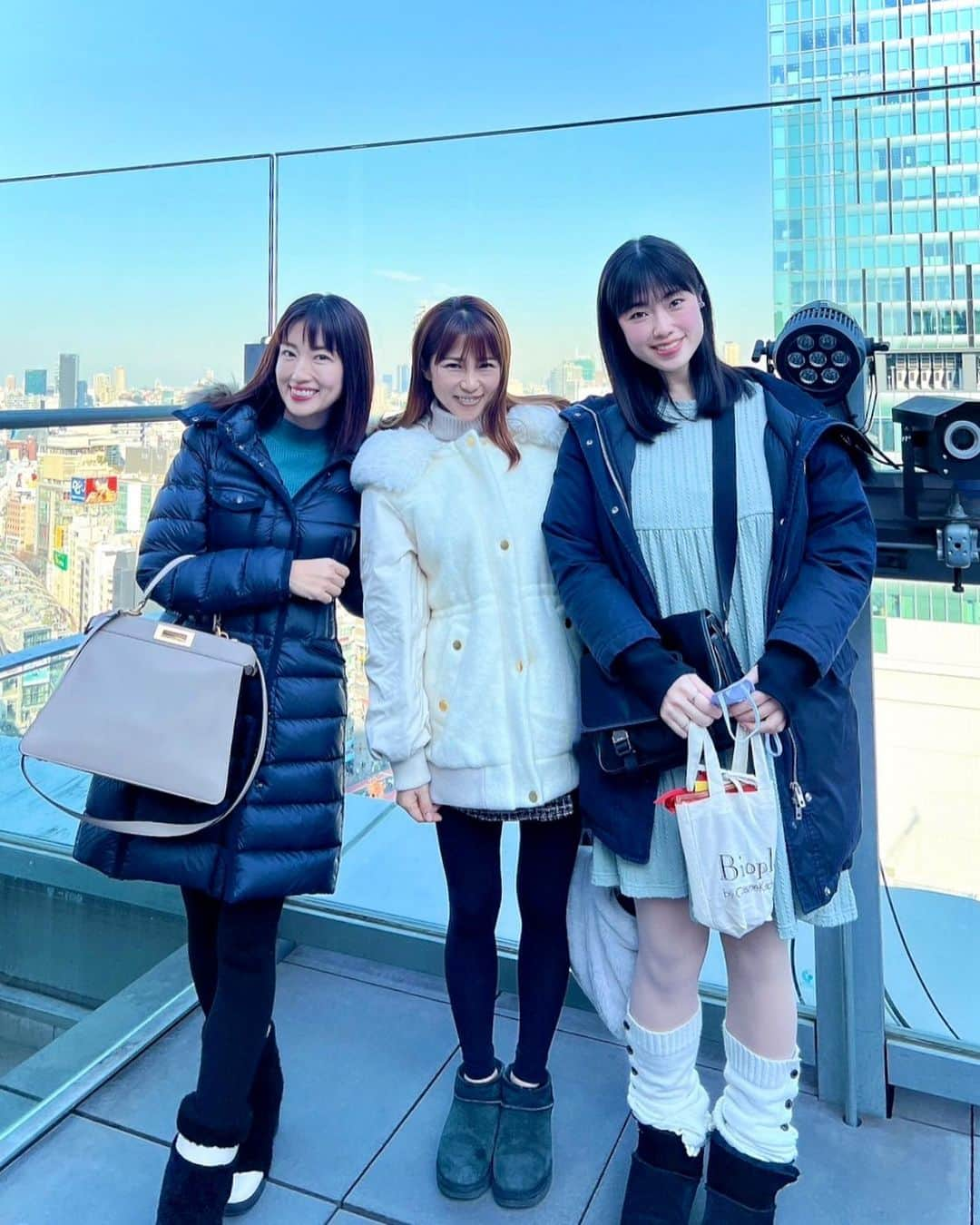 小田飛鳥のインスタグラム：「ななさんとゆうこさんとランチ会〜🍽 東急プラザの #celavitokyo で🏙🥂 なんと、テントのお席😳😳 キャンプ始めたいけどなかなか始められない私にとっては嬉しいお席でした⛺️笑 ななさんからプレゼントまで〜😳 お二人のパワーに元気を貰って、私も頑張ります🥰 @nanakasai @yuko.shoji @celavitokyo」