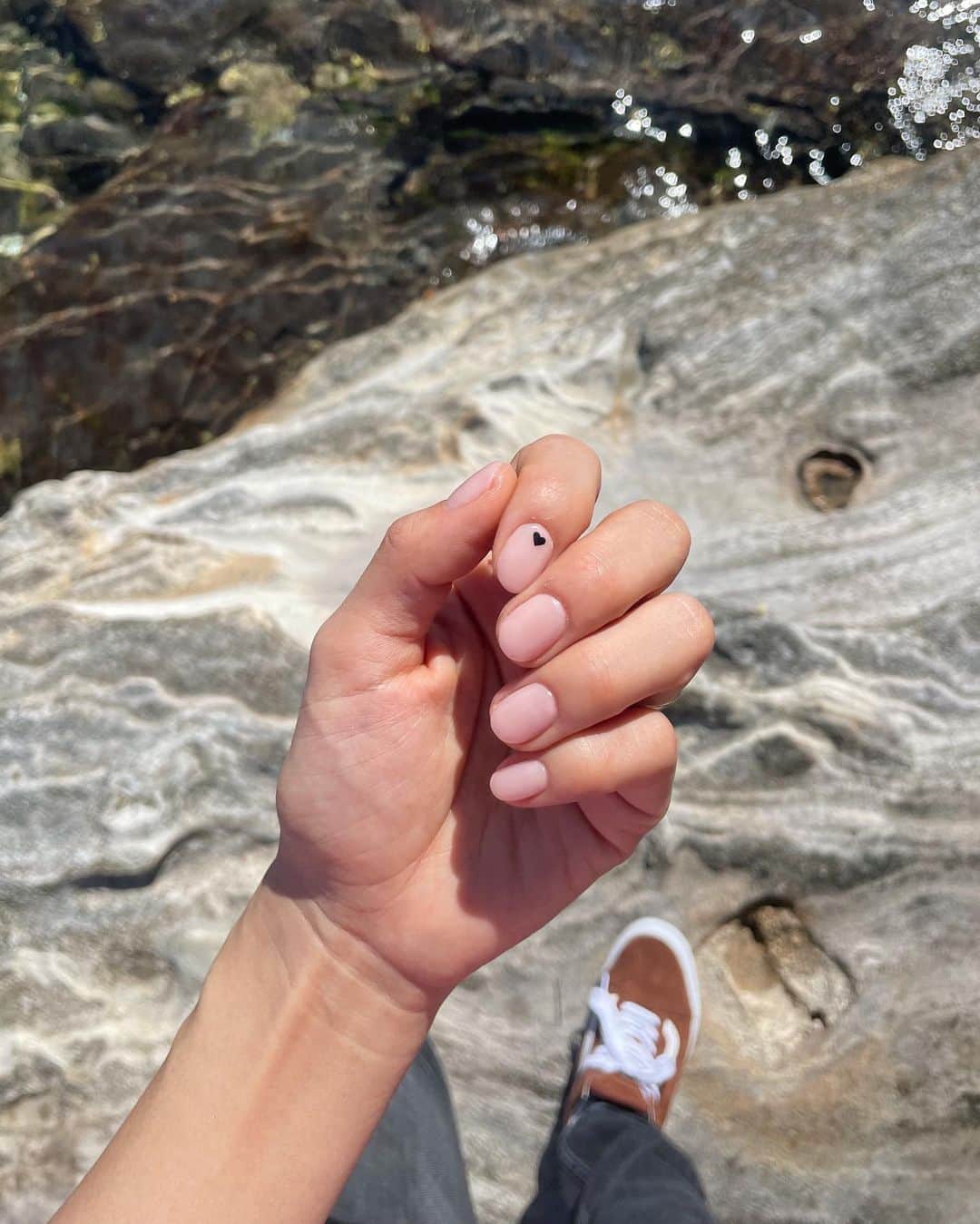 わちみなみのインスタグラム：「よくみると🤍の タトゥーネイル  さりげなく、、なデザインにはまってる  #naildesign #タトゥーネイル」