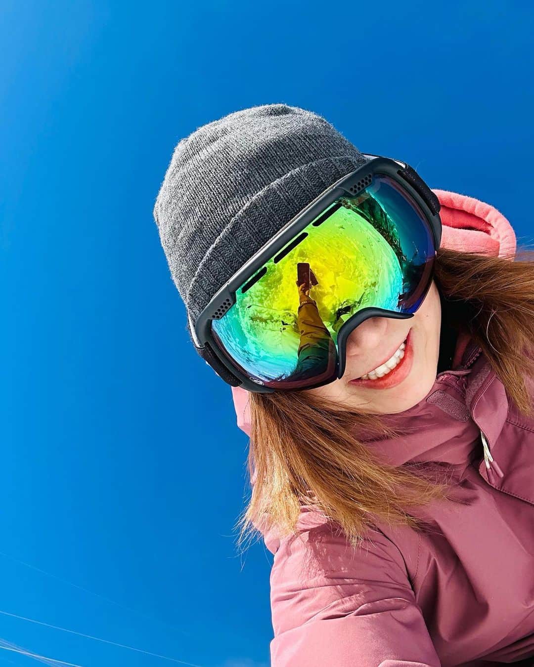 上村知世のインスタグラム：「はとぅすべり〜🏂 青空最高✨雪質もキュッキュしてていい感じ❤︎ やっぱりウィンタースポーツ好きだわ！！ #初滑り #スノーボード #snow #snowboard #winter #苗場スキー場 #naeba #niigata #スキー場 #ハート狩人 #青空 #family #kids #おやつの焼き芋 #宮田のおやつ #さつまいも #安納芋」