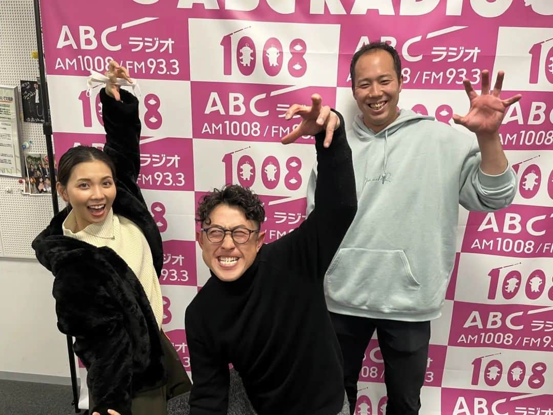 青柳晃洋さんのインスタグラム写真 - (青柳晃洋Instagram)「オフの写真その2 ABCのラジオに呼んでいただき楽しくやらせてもらいました！ なりさんのさすがのトーク力に笑わせてもらいました！笑 誕生日って事でワンピースのバスボールをいただきました！(持ってるのはメラメラの実と麦わら帽子) 確か今日28日なので聞ける方は是非！」12月28日 15時14分 - aoyagi.koyo