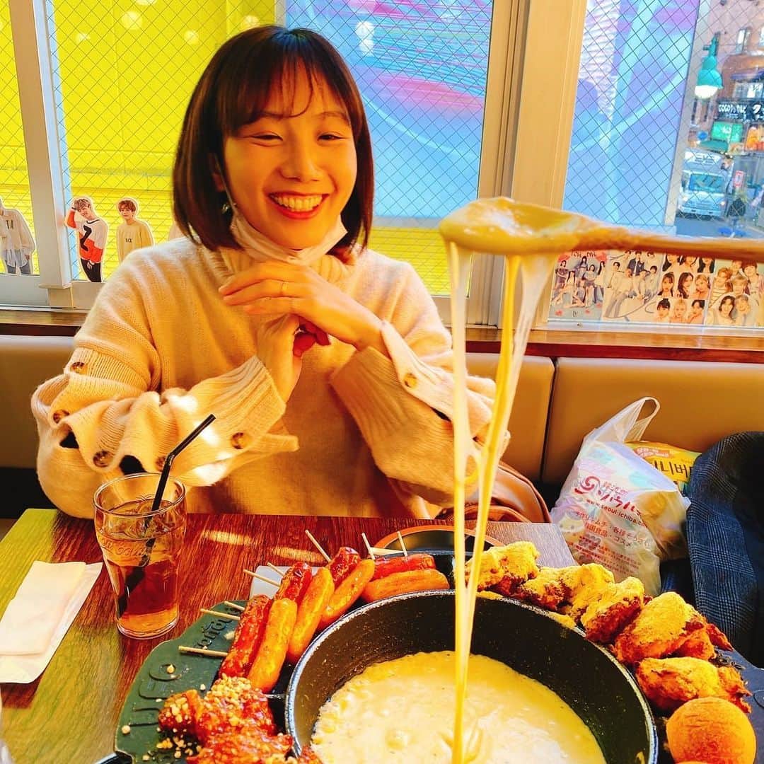 湯浅かえでさんのインスタグラム写真 - (湯浅かえでInstagram)「この前るるさん( @haruka.lu2 )と韓国料理食べた！！ 一緒に撮るの忘れたので来年もよろしくお願いいたします😂🙏  #ufoチキン  #というらしい  #〆はコーラフロート  #彼女感ある写真」12月28日 15時16分 - kaede_yuasa