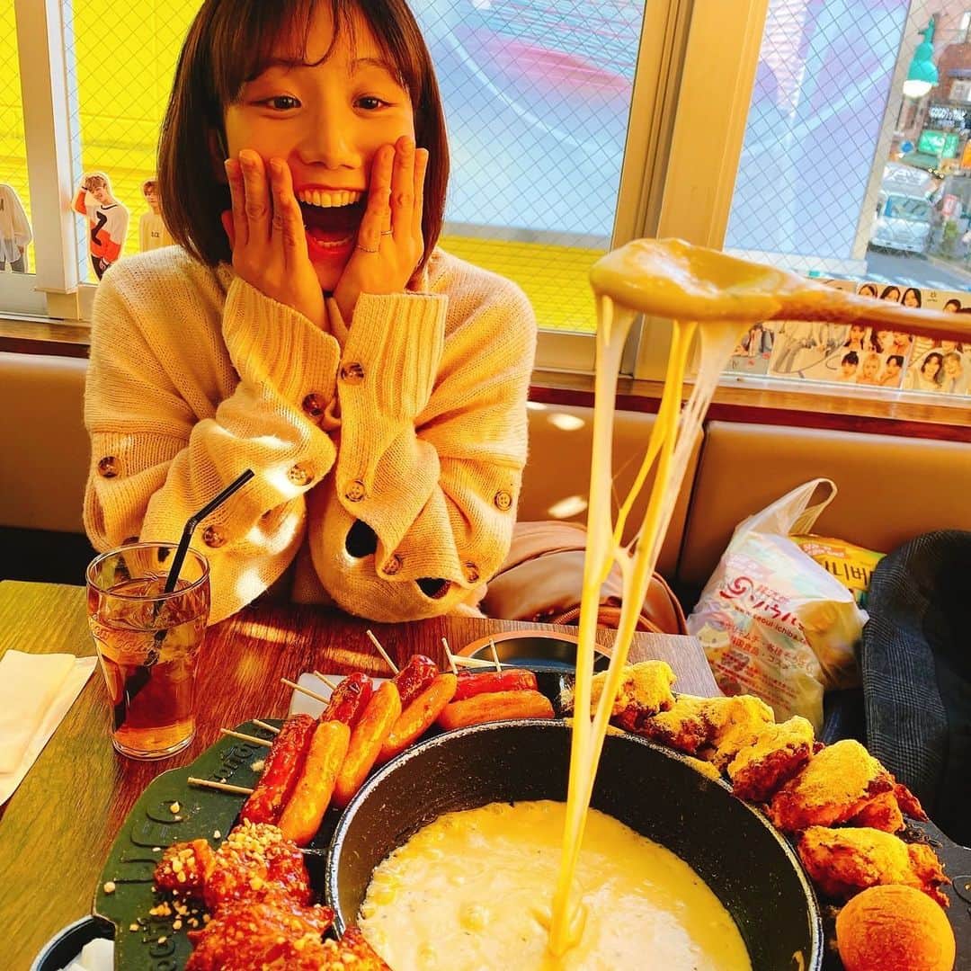 湯浅かえでのインスタグラム：「この前るるさん( @haruka.lu2 )と韓国料理食べた！！ 一緒に撮るの忘れたので来年もよろしくお願いいたします😂🙏  #ufoチキン  #というらしい  #〆はコーラフロート  #彼女感ある写真」