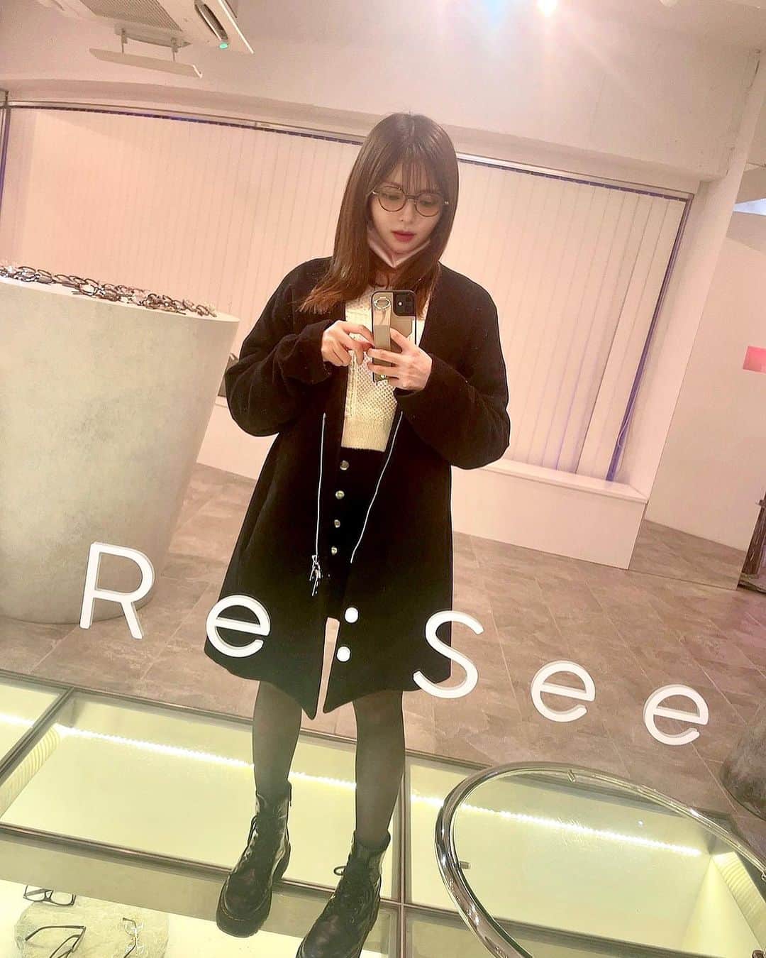 西谷麻糸呂のインスタグラム：「大好きな @resee.official  初のカラーレンズ伊達メガネget♡  カラーレンズはハードル高いイメージでなかなか挑戦しづらかったけど、Re:Seeの商品は女の子らしくて可愛いデザインが豊富なので、どんなファッションにも合わせやすくて初心者でも気軽にチャレンジできます☺︎  試着しまくった結果 今回のデザインカラーは7角形の"laxy/blownie"にしました👓 ※商品タグ付けしてます🏷  可愛い〜〜😭🍒🍒  季節選ばず掛けられるのも嬉しいな。たくさん掛けよーっと🤓♥  店頭でスタイリストのイッセイさん @issei_glassesfitter が一人一人の顔の形に合わせてサイズ調整して下さるから、誰にでもフィットしたメガネが作れます♡  ぜひ皆さんも遊びに行ってみてね🐰🐰  #resse #リシー #めがね #伊達メガネ #カラーレンズメガネ」