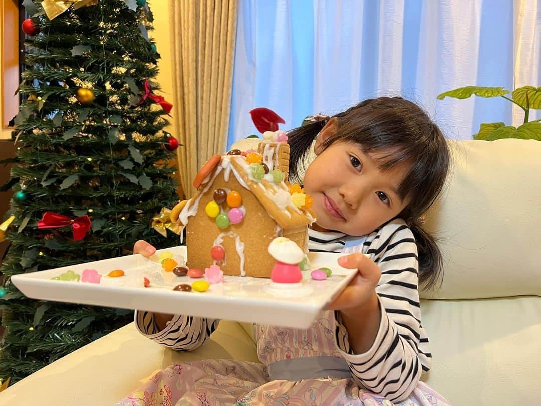 南まりかのインスタグラム：「✿ ⁡ ⁡ クリスマスは自分で作るお菓子のお家🍭 ⁡作っちゃいました♬  ほとんど1人で作れたよ✨ ⁡ 5歳になってから、さらに手先が器用になりました♡ ⁡  ⁡ 一番最初に食べたのはサンタさん𓍯笑  ⁡ 美味しく食べました✨ ⁡  #お菓子の家 #娘の力作 #金平糖  #マーブルチョコ可愛い #5歳女の子  #女の子のママ #🍫」