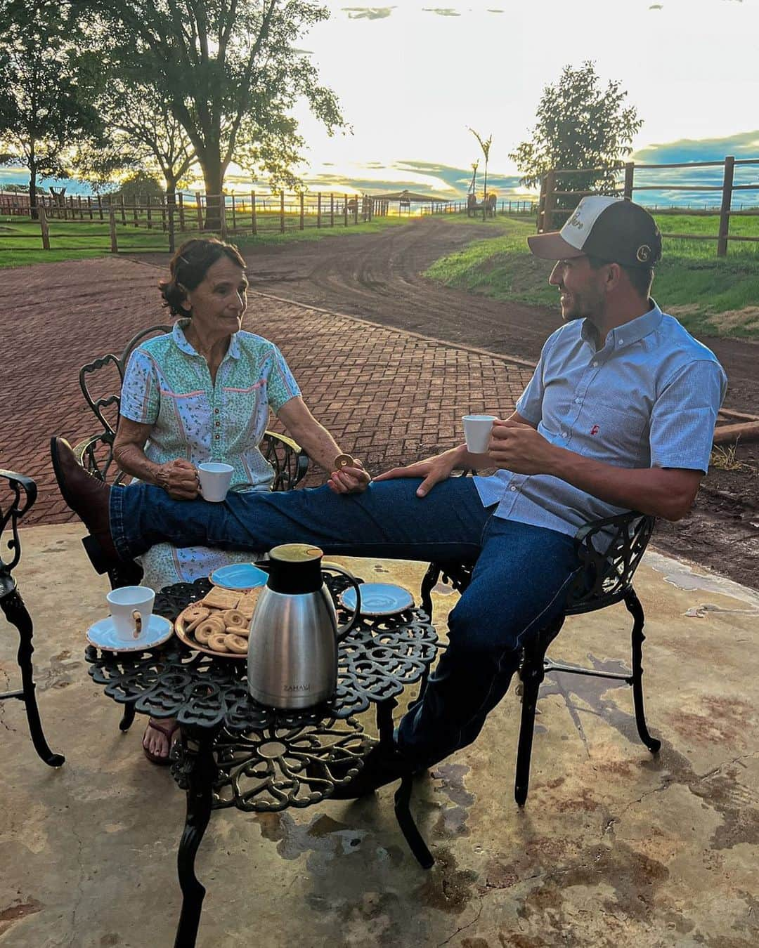 ルーカス・シウヴァ・ボルジェスさんのインスタグラム写真 - (ルーカス・シウヴァ・ボルジェスInstagram)「Fim de tarde!! ☕️❤️ @faz.boladeouro」12月28日 7時21分 - 16lucassilva