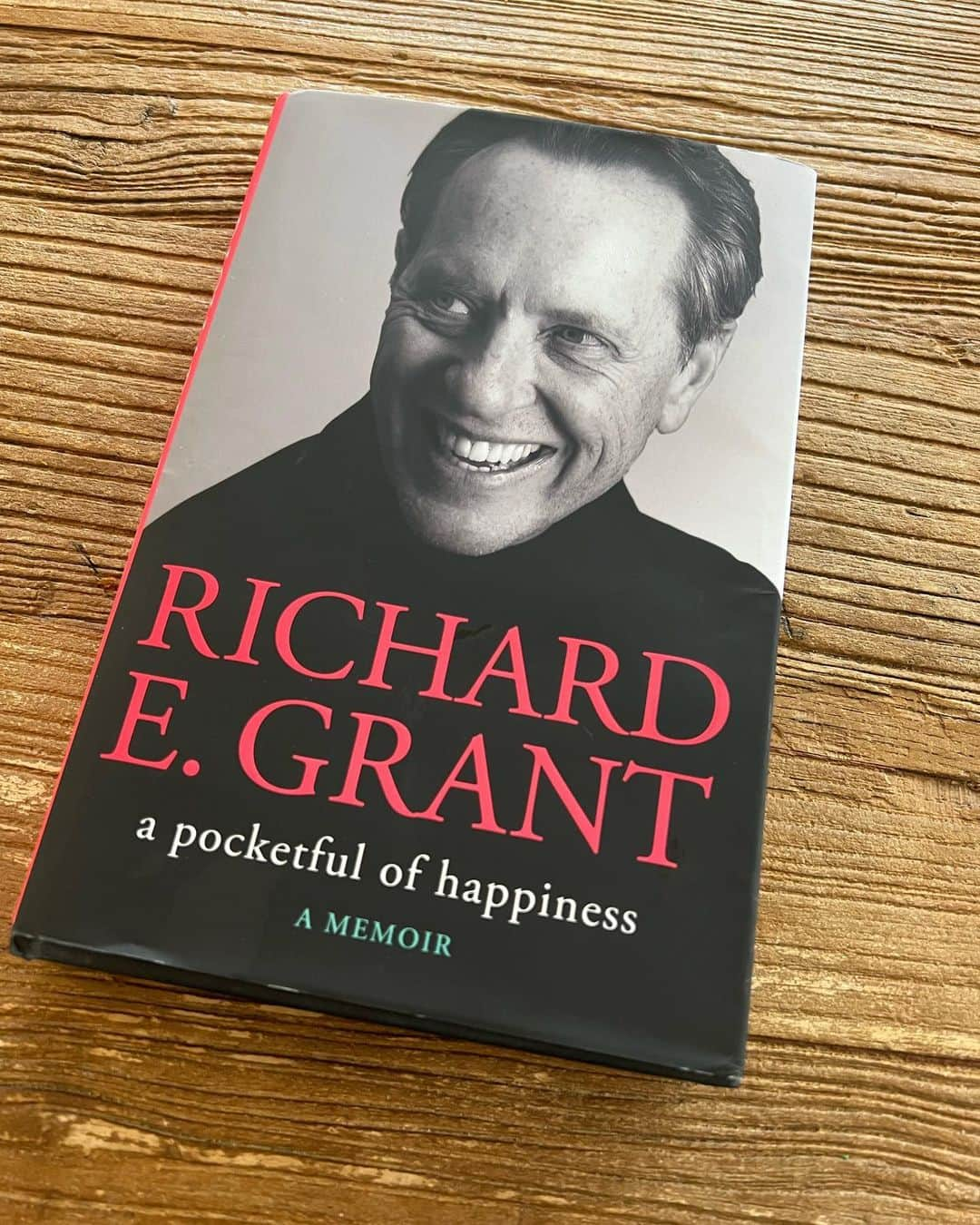 ベン・ファルコーンのインスタグラム：「Finally found time to start this book, and ripped through it all in one go. So sorry for your loss, Richard - and thank you for writing such a poignant, heartfelt, addictive, yet somehow still funny book. I’ll be rooting for you and Olivia to find many pocketfuls of happiness in the times to come.」