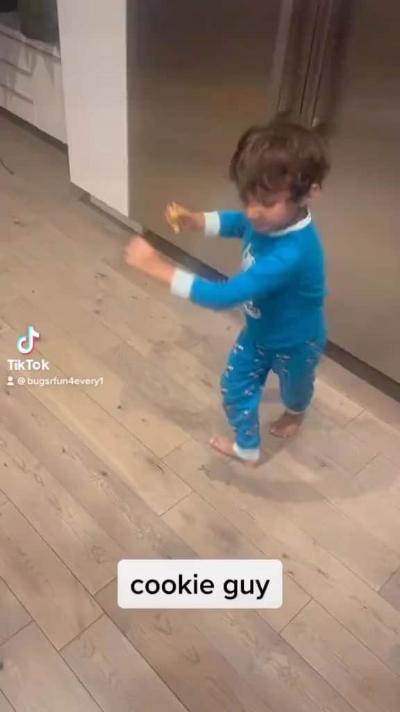 クロエ・ベネットのインスタグラム：「he’s a cookie guy」