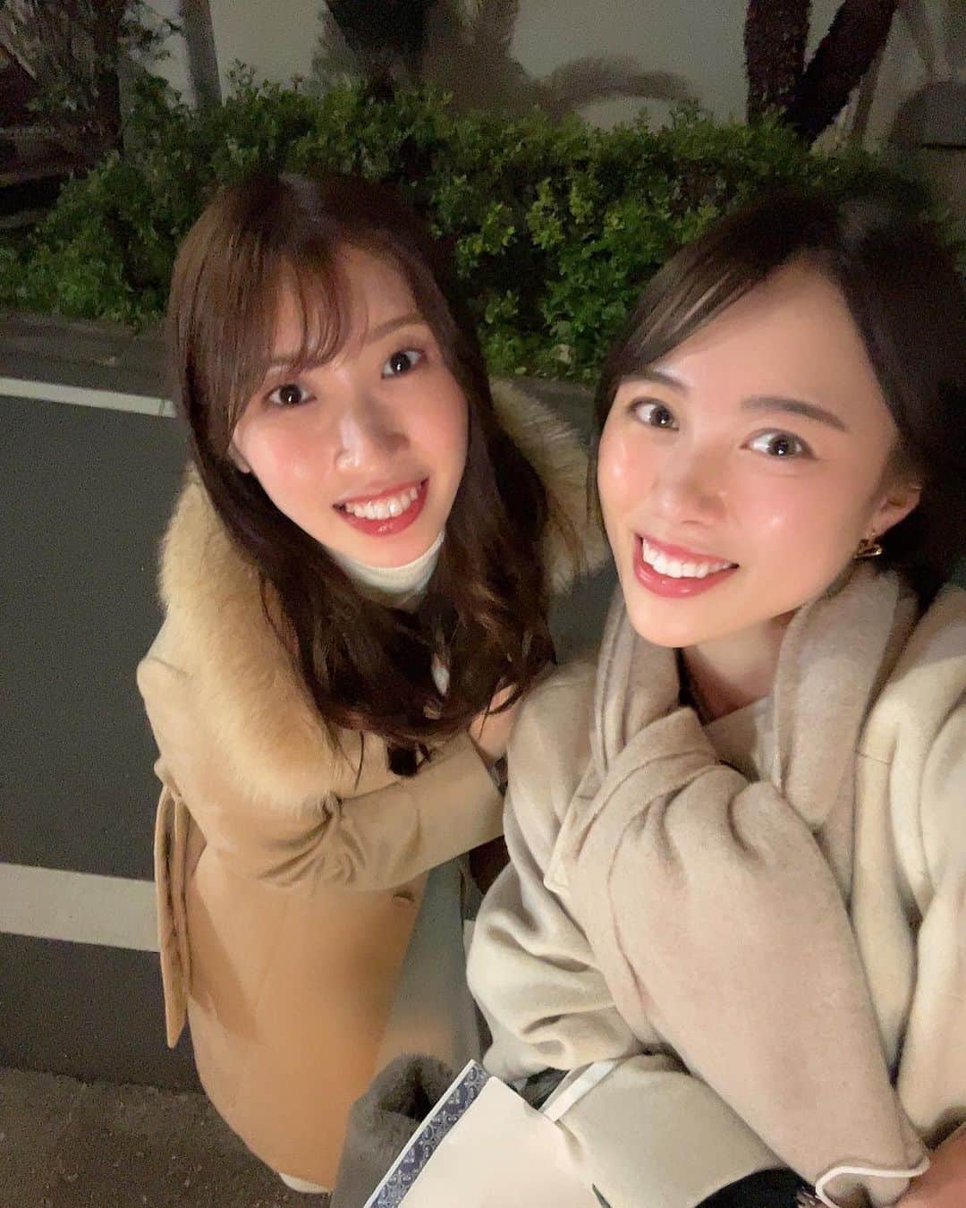 のインスタグラム：「.  永遠の師匠！出口さん。 (ずっと勝手にそう呼んでいます笑) 先日久しぶりにお会いしました！  実は会うのは1年半ぶりなのですが、 笑いのツボも居心地のよさも何も変わらなくて、 改めて"師匠"だなあ。と🌹 TUFで一緒に働いていた頃がとても懐かしいですね。  今はフリーアナウンサーとして大活躍しているそうで、 私も頑張らないと！と背中を押されました。  わ〜なんだかとっても楽しかった🥹  #出口朋香#佐藤玲奈#先輩#後輩 #TUF#フリーアナウンサー#師匠」