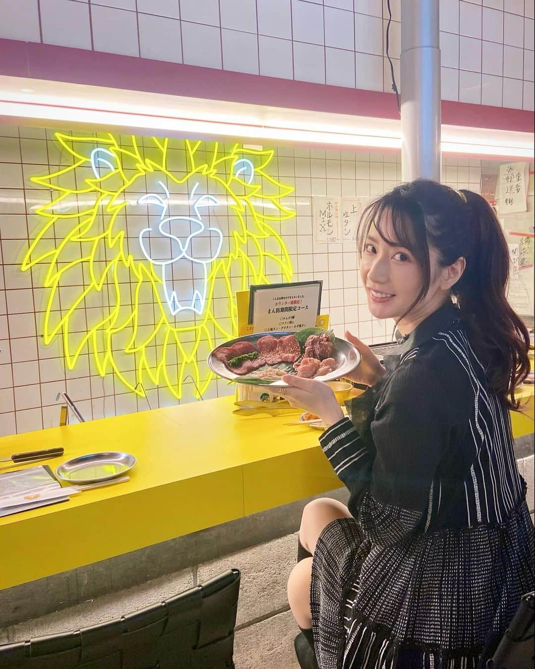 中川杏奈さんのインスタグラム写真 - (中川杏奈Instagram)「一人でも行ける映え焼き肉屋さん😻 #もみだれ辛ホルモン獅子楼  @shishiro_yoyogi  (お店の地図タグ付けできなかったので近くの新宿高島屋) 写真撮るならおすすめは1階ライオン前の席♡ 2階のテーブル席は照明が薄暗くかっこいいのでデートにもおすすめ♡ とにかく味付けが大好きで毎回色々なメニュー頼んでしまう🥹 クリームチーズキムチ、ユッケ、レバー、口の中で噛まずにほどけるヘレ、甘辛に味付けされたお肉達、キムチチゲ…とごはんが進みすぎる🥹 他どれも美味しくお値段以上今後も一生通う🥰 ランチはもっとお得な価格なので行ってみたい💓 こんなに推してるけどPRでもなんでもない笑  お願いだから出前を解禁して頂きたい。 週2で頼みます🙇 : #新宿焼肉 #代々木焼肉 #東京焼肉#もみだれ辛ホルモン獅子楼 #もみだれ辛ホルモン獅子楼代々木店  #ソロ活女子 #一人焼肉 #一人ごはん #ソロ活焼肉 #獅子楼代々木 #新宿ディナー #新宿ランチ #代々木ランチ #新宿女子会 #新宿デート #ひとり焼肉 #お一人様歓迎 #焼肉デート #焼肉大好き  #新宿グルメ #映え焼肉 #焼肉スタグラム」12月28日 8時46分 - annanakagawa0228