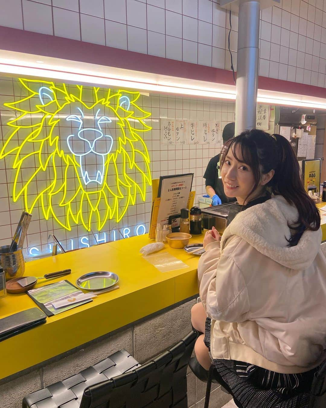 中川杏奈さんのインスタグラム写真 - (中川杏奈Instagram)「一人でも行ける映え焼き肉屋さん😻 #もみだれ辛ホルモン獅子楼  @shishiro_yoyogi  (お店の地図タグ付けできなかったので近くの新宿高島屋) 写真撮るならおすすめは1階ライオン前の席♡ 2階のテーブル席は照明が薄暗くかっこいいのでデートにもおすすめ♡ とにかく味付けが大好きで毎回色々なメニュー頼んでしまう🥹 クリームチーズキムチ、ユッケ、レバー、口の中で噛まずにほどけるヘレ、甘辛に味付けされたお肉達、キムチチゲ…とごはんが進みすぎる🥹 他どれも美味しくお値段以上今後も一生通う🥰 ランチはもっとお得な価格なので行ってみたい💓 こんなに推してるけどPRでもなんでもない笑  お願いだから出前を解禁して頂きたい。 週2で頼みます🙇 : #新宿焼肉 #代々木焼肉 #東京焼肉#もみだれ辛ホルモン獅子楼 #もみだれ辛ホルモン獅子楼代々木店  #ソロ活女子 #一人焼肉 #一人ごはん #ソロ活焼肉 #獅子楼代々木 #新宿ディナー #新宿ランチ #代々木ランチ #新宿女子会 #新宿デート #ひとり焼肉 #お一人様歓迎 #焼肉デート #焼肉大好き  #新宿グルメ #映え焼肉 #焼肉スタグラム」12月28日 8時46分 - annanakagawa0228