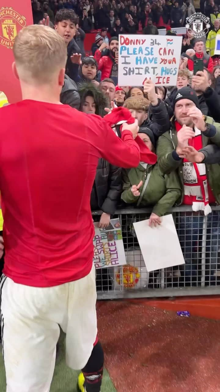 ドニー・ファン・デ・ベークのインスタグラム：「Yes, you can have Donny’s shirt 🫶  #MUFC #ManUtd #VandeBeek #OldTrafford #PremierLeague」