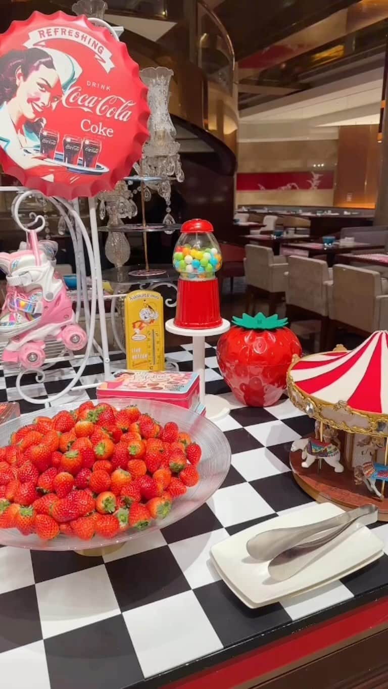 野山苺摘（グルメライター・グルメ探偵）のインスタグラム：「🍓いちごテロ🍓 ⁡ ヒルトン東京 「マーブルラウンジ」 ⁡ いちごビュッフェ 【ストロベリー“グルービー”ダイナー】 ⁡ 今年のストロベリースイーツビュッフェのテーマは「アメリカン・ダイナー」 ⁡ 50年代のアメリカン・ダイナーや、ポップカルチャーから着想を得たおしゃれでグルービーな空間で、20種類以上のいちごスイーツとフレッシュ苺を好きなだけ堪能できます🍓 ⁡ 早速、初日に実食してきました✨ ⁡ 詳しくは↓ https://harapeco.news/hiltontokyo8/ ⁡ 🍓🍰🍓🍰🍓🍰🍓🍰🍓🍰🍓🍰🍓🍰🍓🍰 ⁡ #ヒルトン東京 #マーブルラウンジ #新宿グルメ #飯テロ #ブッフェ #食レポ #ストロベリー #食べ放題 #ストロベリーグルービーダイナー #グルメライター  #いちごビュッフェ #🎂 #ストロベリービュッフェ #ケーキ  #いちごライター #🍓 #🍰 #いちご食べ放題 #スイーツ #いちごテロ #苺 #イチゴ #buffet #🍰 #デザート #いちごタルト #strawberry #新宿カフェ #スイーツビュッフェ #cake ⁡ 🍓🍰🍓🍰🍓🍰🍓🍰🍓🍰🍓🍰🍓🍰🍓🍰」