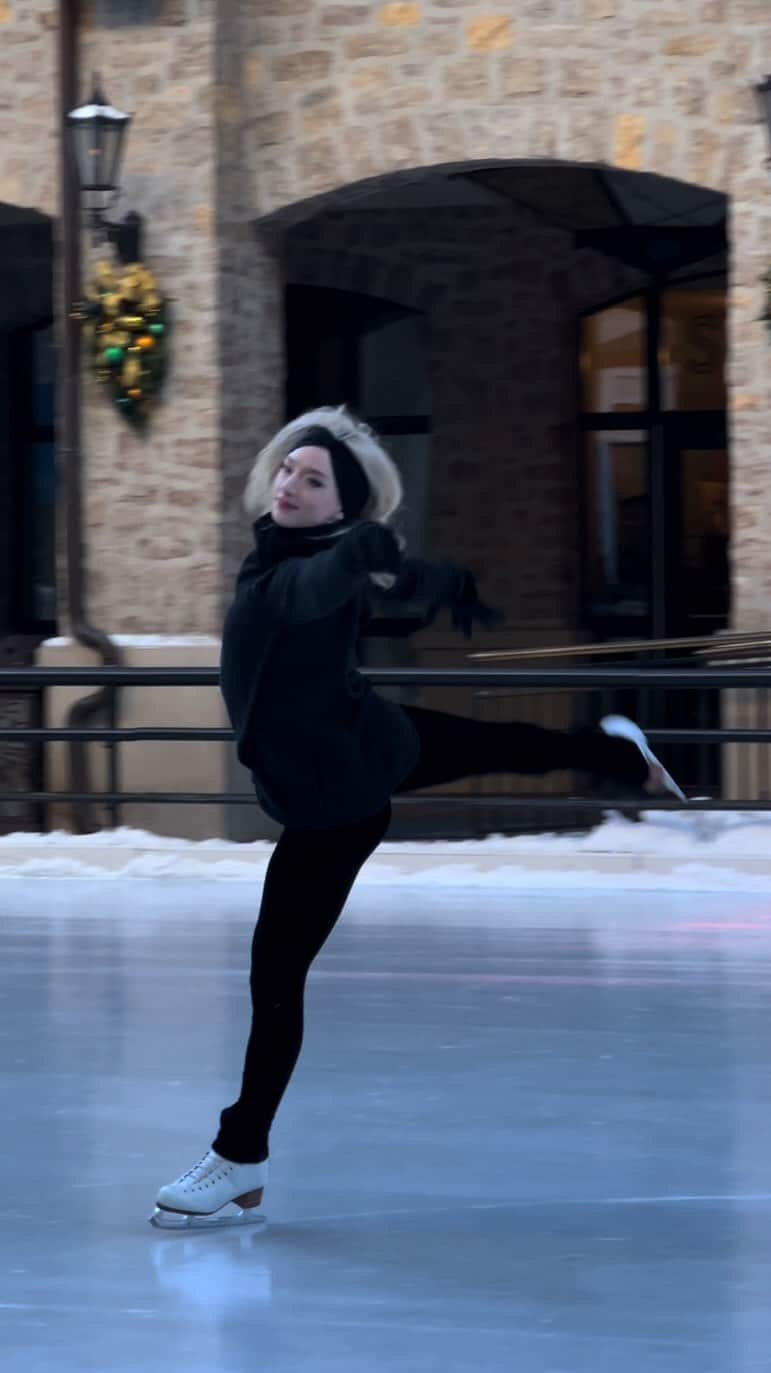 アンバー・グレンのインスタグラム：「Let’s dance dance dance into 2023🤪🎉 #figureskating #figureskater #iceskating #iceskater #amberglenn #newyear #vailcolorado」