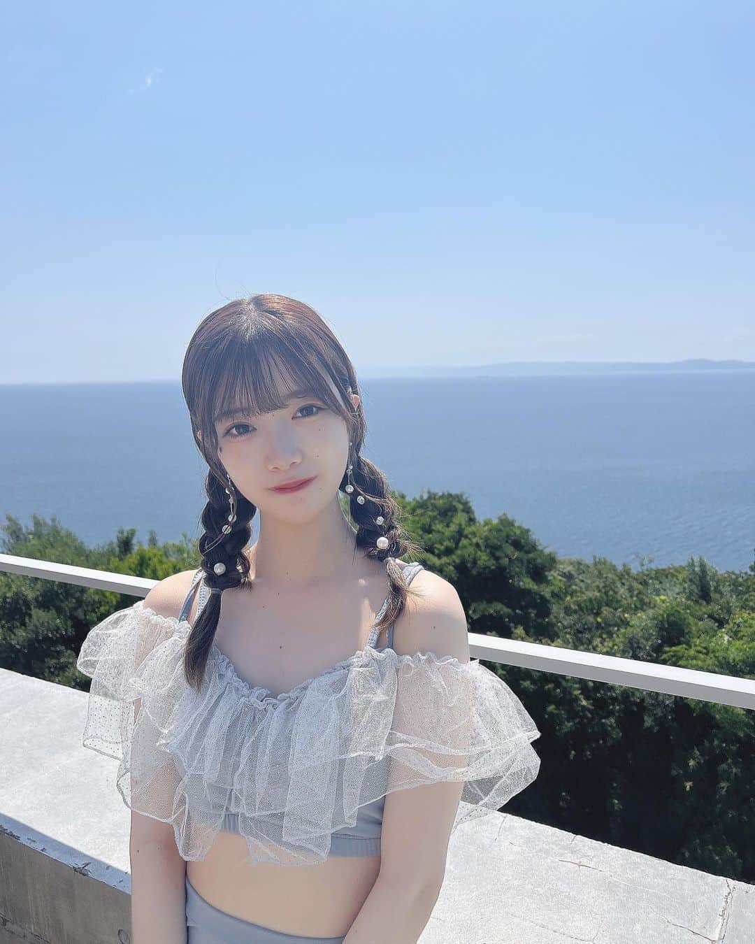 永瀬かこのインスタグラム：「"全力レボリューション" 4万回再生ありがとう❕❕ ・ ・ この曲はとっても明るくて元気な歌詞で かこは結構お気に入りの曲なの💓🪄  かこが好きな歌詞いっぱいあるんだけど 特に好きなのは2番サビのあゆなちゃんの"覚悟決め挑め"が好き💪🏻頑張ろっておもえるの！ ・ 毎年夏になるとMVの為にダイエットめっちゃ頑張るんだけどこの時も必死にダイエットしたな💭😣 このMVが沢山回ってくれるの 見ると頑張って良かったって思える❕❕ 今身体がオフモードだからまた再開しないと…❤️‍🔥  改めてMV見てくれて本当に ありがとう」