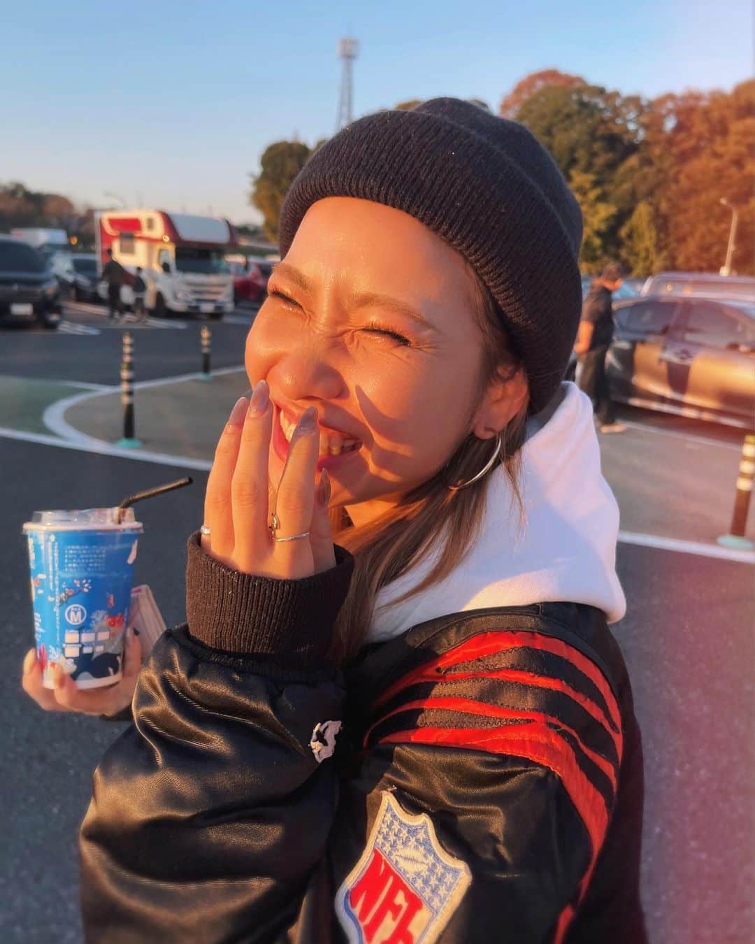 のインスタグラム：「改めてリリースイベント 3ヶ月感ありがとうございました♪  #写真は全然関係ない  でもいっぱい思い出できたね 沢山ライブやったね 沢山笑ったよね〜… こんくらい😹！の写真 これからも Chu-Z My Music "10" 沢山きいてね🫶🏾  #streetwear #streetgirl  #ストリート系女子 #ストリートファッション　#ストリートコーデ　 #カジュアル #カジュアルコーデ 　#オーバーサイズ　#asianzdancers  #メンズライク 　#オーバーオール #オーバーオール女子　#ビーニー　#ニット帽　#パーカー　#パーカー女子 　#エクステ　#シールエクステ #ロングヘア　 #ハイライト」