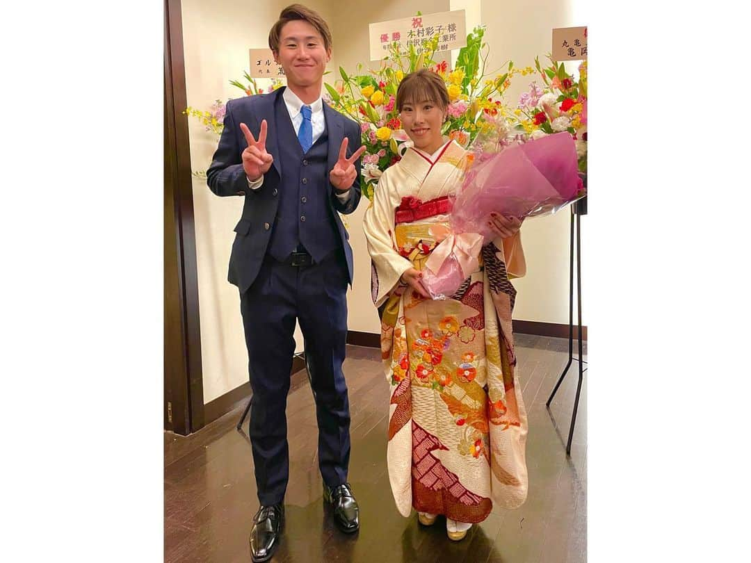 木村彩子さんのインスタグラム写真 - (木村彩子Instagram)「. 少し前ですが南先生(@3.7.3golfacademy)とアカデミーの皆さんに祝勝会を開催していただきました✨ . 南先生に指導してもらうようになってから香川に行くことが多くなり、今では地元のように感じます😋 香川県の皆さんがとっても温かくて、居心地よすぎてシーズン中もすぐ帰って来ちゃいます🤭 . いい先生、いい仲間に出会えて幸せです🌈 来年もそれぞれ自分の夢に向かって、チーム南みんなで頑張ります❤️‍🔥😎 . #先生はゴルフだけじゃない #たくさん讃岐弁も教えてくれる #最近覚えたのは #ごじゃ #いつでも使えるのは #そーやて #アースの時も悠菜さんといっぱい使ったよ #ありがとう先生 #おかげで緊張せず勝てた」12月28日 10時40分 - ayako___kimura