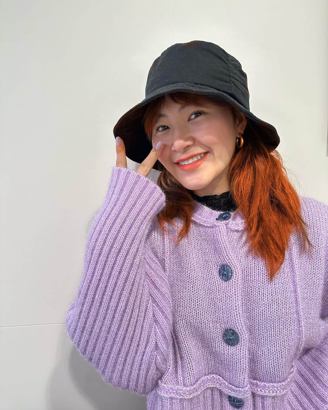 村上佳菜子のインスタグラム：「🌻🌻🌻 YOPPY がholidayプレゼントを してくれたよ❤️❤️ 激かわいいニット！！！！！ ショーに向けて同じ色のキラキラな爪に しちゃったよ❤️❤️❤️ . . . @littlesunnybitestyle  @littlesunnybiteyoppy」