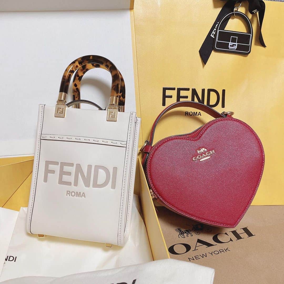 Moeka Takamatsuのインスタグラム：「♡ Xmas Present🎄.*🎁 . お目当てのFENDI行く前の寄り道で 可愛い♥️発見してそれも買ってくれた🥹 . 今年もありがとう🎅🏻🌟 . . . . . . #fendiバッグ#クリスマス#プレゼント#バッグ#ファッション#コーデ#fendi#coachバッグ#coach#コーチバッグ #クリスマスプレゼント#Xmas#christmas#present#ありがとう #new#bag#cute#happy#love#photo#thankyou#instagood#followme#like4like#♥️」