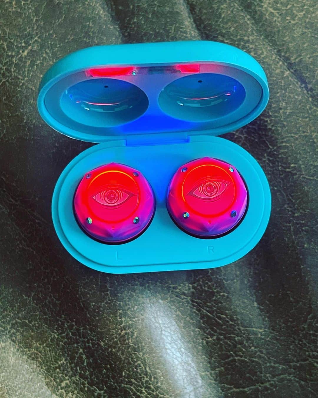 のインスタグラム：「充電中ひかっててこわい、、、  #ありがとうございます　#イヤホン」