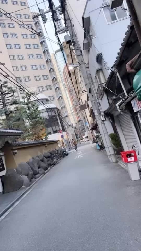 嵜本将光 のインスタグラム：「僕たちの想いがカタチになりました。  楽(ラク)でラグジュアリーなカーディガン  #ラクジュアリーカーデ  超少量生産の高原価企画なので 早めのご注文がオススメです。  それにしても軽くて薄くて暖かいな🧶」
