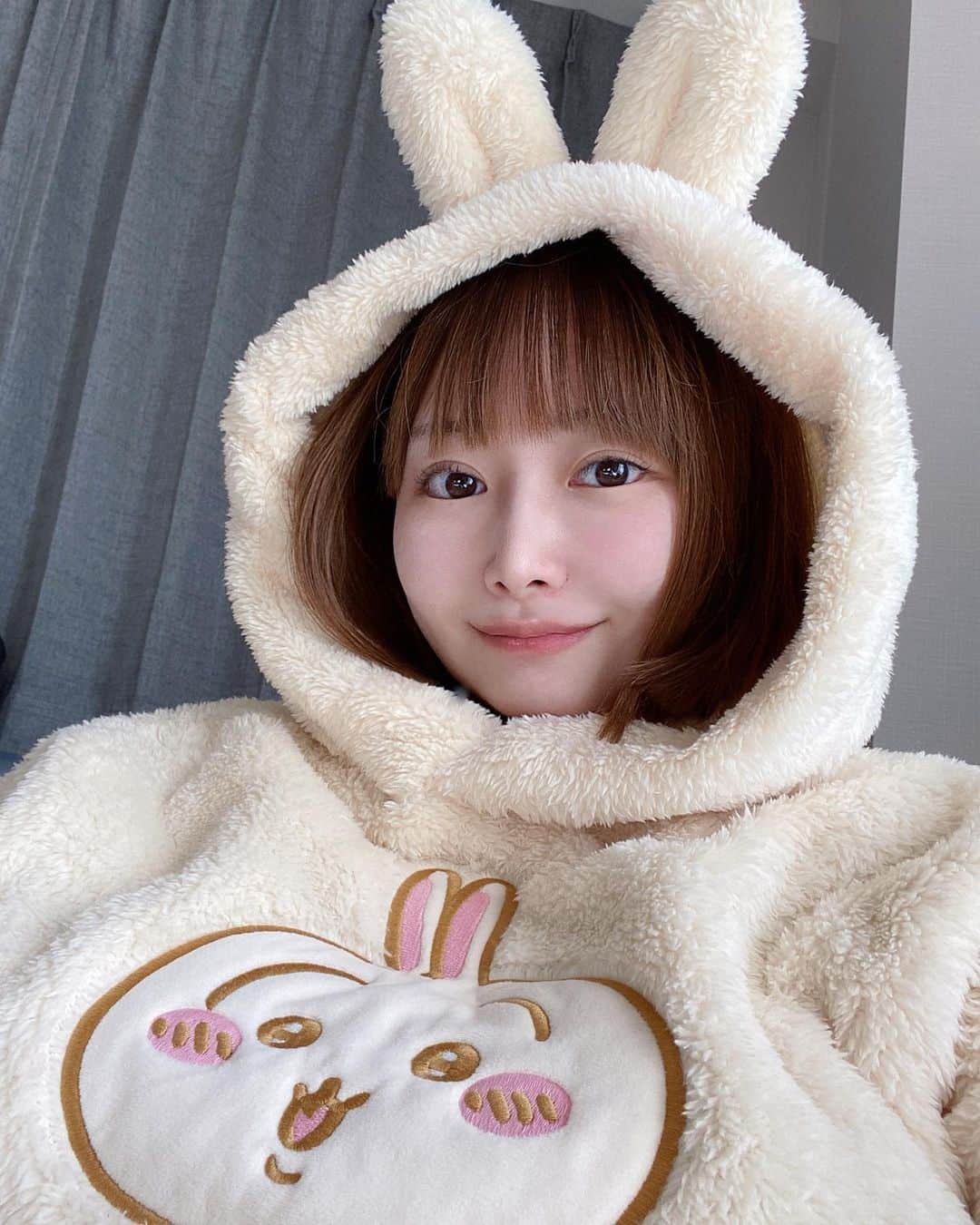 YU-RIのインスタグラム：「ちいかわ×GUの戦利品 うさぎのルームウェアとハチワレのパジャマゲットした( ◠‿◠ ) もっこもこ( ◠‿◠ ) ハッピーホリデー( ◠‿◠ )  すっぴんだから拡大したら毛穴とニキビ跡見えるよ。 わたしの毛穴推しの人はぜひ。  #年末最高#ちいかわ#ちいかわGU#うさぎ#ハチワレ#ちいかわ好きな人と繋がりたい#ちいかわのいる生活」