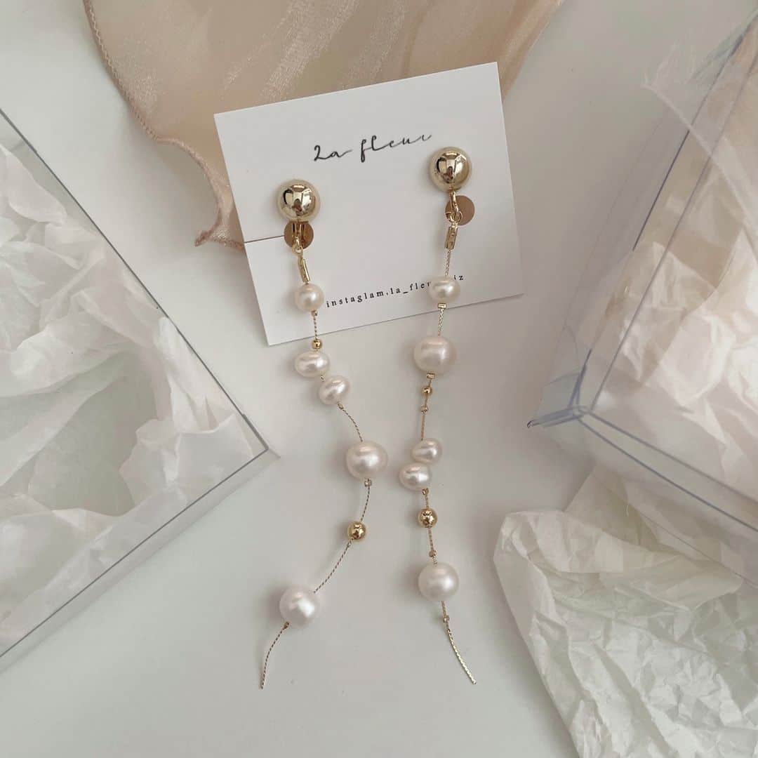 MERY ITEMのインスタグラム：「【recommend item】⁣⁣ 〈 la fleur × MERY 〉⁣⁣ ⁣ " 【La fleur】long natural pearl "⁣ ⁣ 上品なロングチェーンデザインのイヤリング🦢⁣ 大きさが異なる淡水パールを組み合わせた、ひと癖のあるシンプルアイテムです。⁣ いつものコーデに柔らかい雰囲気をプラスしてくれそう。⁣ ⁣ ¥2,800⁣ ⁣ 💡このアイテムが気に入った方は、 6枚目以降のオススメアイテムもあわせてチェックしてみてください♡」