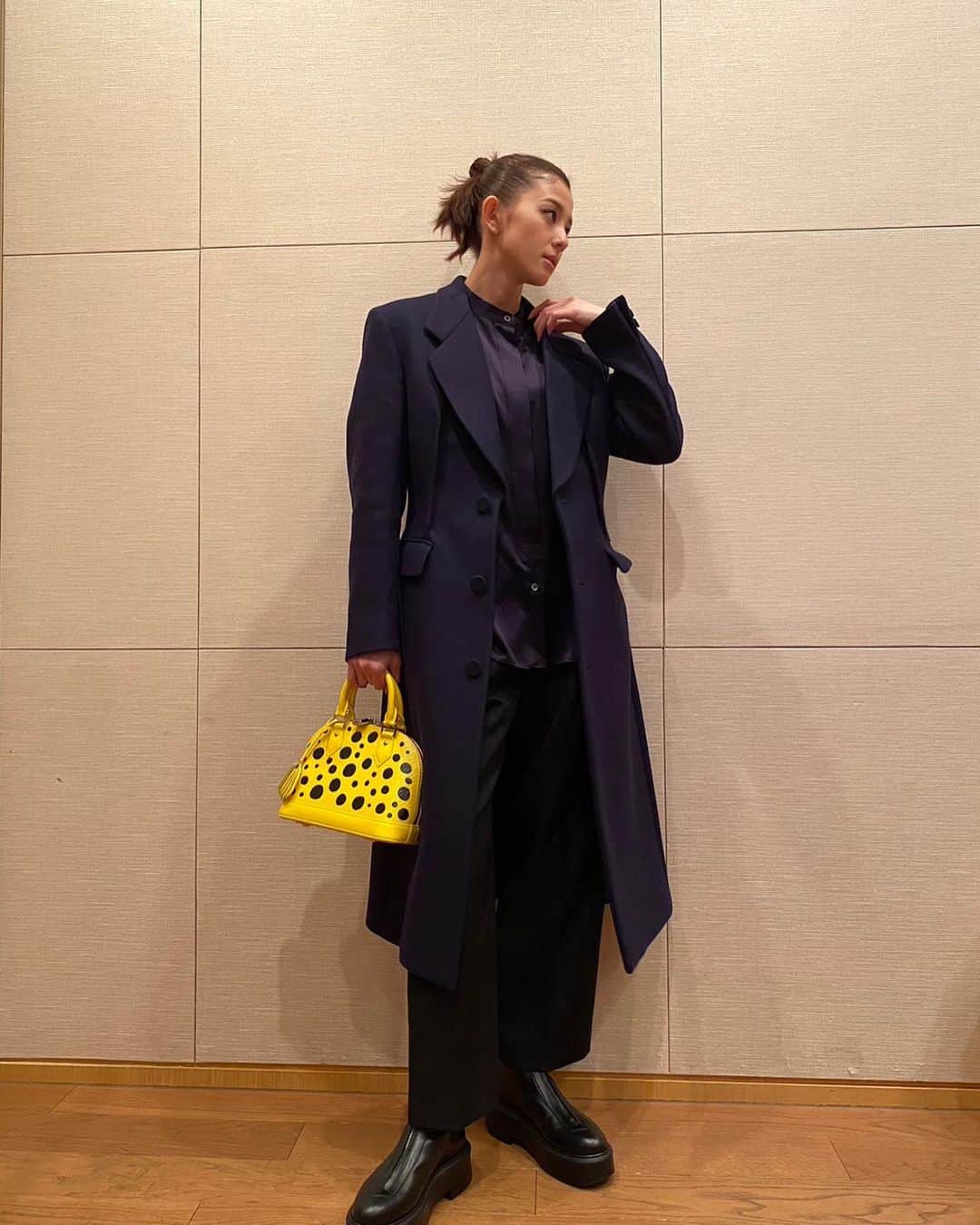 のインスタグラム：「. . . ドット可愛い💛🖤💛🖤 . . #LVxYayoiKusama #LVFashion @louisvuitton  . .」