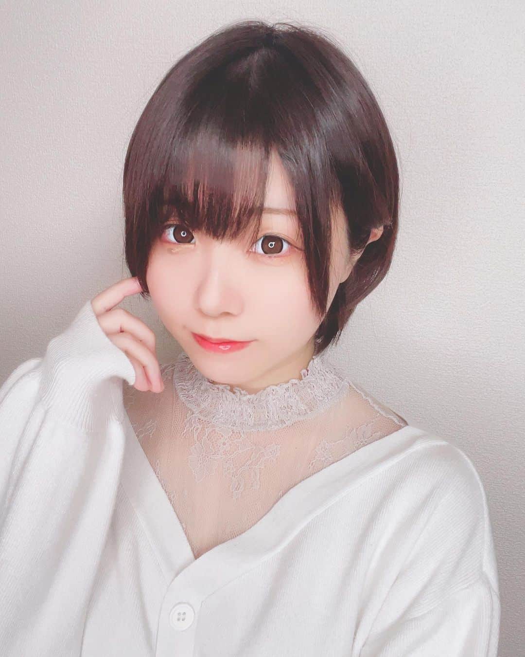 くろねこのインスタグラム：「@a_clinic_ikebukuro でAスレッドを受けてからほぼ2週間…！ (担当医は柚﨑先生 @aclinic_yuzaki でした！)  術後しばらく痛みがありましたが、思ったより全然痛くなく、腫れはほぼなかったです！ 2週間経った今ではもういつも通り、口を大きく開けてご飯を食べても平気です🙆‍♀️✨  普段はフェイスラインをださない髪型が多かったんですが、顔がシュっとしたので気にせずにフェイスラインをだせるようにもなりました！ありがたいー！  色んな髪型に挑戦したいけど、顔周りだすのが…って人にオススメです❣️  #aスレッド #糸リフト #aclinic #aclinic銀座 #aclinic横浜 #aclinic新宿 #aclinic名古屋#aclinic大阪 #aclinic池袋#aclinic福岡#aクリニック#エークリニック #小顔 #スレッドリフト #小顔整形 #たるみ改善 #リフトアップ #美容外科 #美容皮膚科 #美容クリニック #柚﨑一輝」
