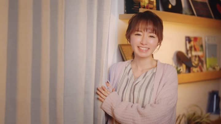 紺野あさ美のインスタグラム：「先日撮影したCMが今日から流れます☺️  「節電プログラム」知ってますか？ 社会に、というだけでなく 家計にも優しいのでぜひ多くの方に知って頂きたい👌🏻 ̖́-‬  とっっても簡単に説明すると…  節電に協力することで ポイントがもらえる 嬉しい優しいキャンペーンです！  まず参加するだけ、エントリーするだけで ポイントが貰えます👏🏻 ̖́-  我が家は現在北電なので エントリーだけでまず4000円相当のポイント  そして 使用電力量を前年同月比で3%以上減らすと さらにポイントが貰えます！  ポイントは様々な商品や 楽天ポイントやdポイント、Pontaポイント、 WAONポイントなどなど…にも交換できます 普段の買い物で使えますね😁  「照明は使用後忘れずに消す」 「冷蔵庫をすぐに閉める」 「暖房の設定温度を、無理のない範囲で下げる」 「見ていない時のテレビは消す」   それくらい知ってるよ〜というような 普段の心がけでできることばかりです  今年の冬は厳しい電力需給状況になると 懸念されています…😣  みなさんのご協力、ご参加よろしくお願いします😊」