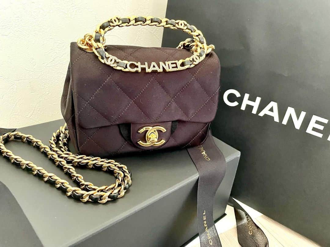 MAYAのインスタグラム：「🎅🎄🎁✨ . . #chanel #chanelbag」