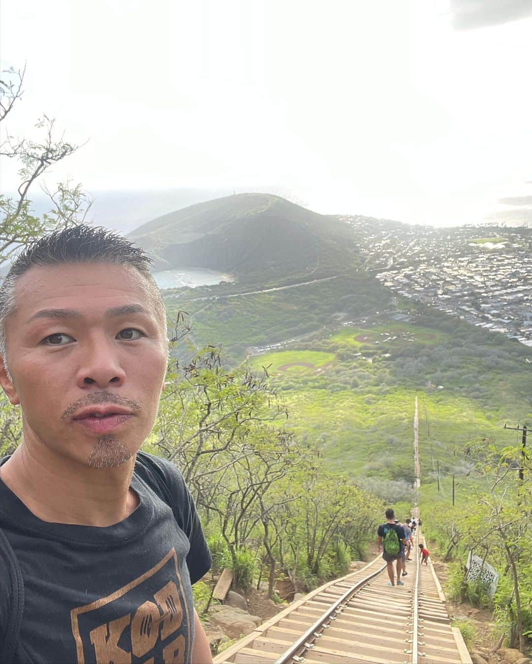 内山高志さんのインスタグラム写真 - (内山高志Instagram)「5年振りのココヘッド⛰  運動してない身体にはキツ過ぎた😵  前は20分以内楽勝だったのに、今回は23分。  足ガクガク🦵  運動しないとなぁ😂  #Hawaii #オアフ #ココヘッド」12月28日 14時14分 - takashikod