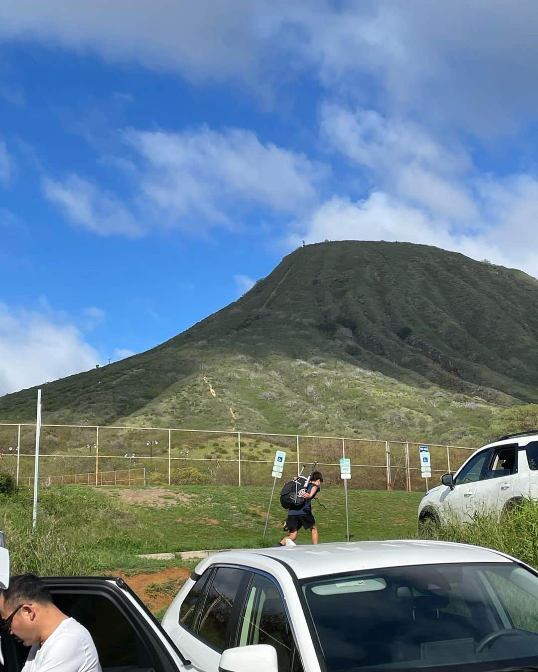 内山高志のインスタグラム：「5年振りのココヘッド⛰  運動してない身体にはキツ過ぎた😵  前は20分以内楽勝だったのに、今回は23分。  足ガクガク🦵  運動しないとなぁ😂  #Hawaii #オアフ #ココヘッド」