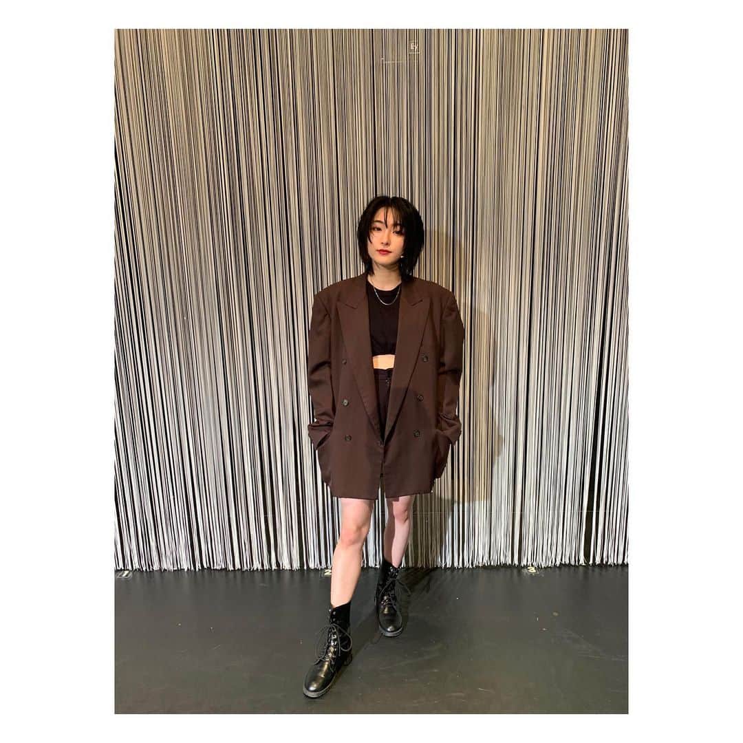 のインスタグラム：「遅ればせながら #赤坂ビーンズクラブ 全9公演ありがとうございました。  2022年ラストにふさわしい、いろんな意味で暴れられた作品だったと思います。🕺 早着替えの連続でコントしたり芝居したり歌ったり踊ったりギター弾き語りしたりラップしたりと初めてのことだらけで。 キャストにもスタッフさんにも、そしてお客さんにも支えていただいて乗り越えられたなぁと思います。 改めてありがとうございました！」