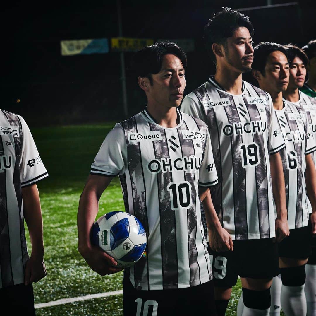 田中裕介さんのインスタグラム写真 - (田中裕介Instagram)「◥◣ NEW ERA × SHIBUYA CITY FC ◥◣  グローバルブランド「NEW ERA」と オフィシャルサプライヤー契約を新規締結。  NEW ERAがサッカークラブとオフィシャルサプライヤー契約を締結するのは世界初！  この度SHIBUYA CITY FCは 世界的に著名なグローバルブランド『NEW ERA』様との 2023年からのオフィシャルチームサプライヤー契約締結を致しました。 1920年に創業したNEW ERAは、 MLB（メジャーリーグ・ベースボール） 唯一の公式選手用キャップオフィシャルサプライヤーとして、59FIFTYを筆頭にあらゆるプロダクトを世へ送り続けています。  サッカークラブのチームサプライヤーとしては ”世界初”の参入となります。  私とNEW ERAの方のご縁から 始まった今回のプロジェクト。 そのキッカケになったものは 『挑戦』です。 今年渋谷に飛び込んだ私自身の挑戦、 渋谷からJリーグを目指すSHIBUYA CITY FCの挑戦、 NEW ERA様のサッカー界への新たな挑戦。 全ての挑戦が重なり、この話が成立致しました。  渋谷からJリーグクラブを。  このビジョンを聞いた時に日本の中で若者が集まり、 最もパワーを感じるこの街渋谷から 日本で1番「Cool」で魅力的なサッカークラブを創りたい。 サッカーで新たなカルチャーを生み出したい。  野球のイメージのあるNEW ERA様とパートナーシップを結ぶ事ができれば新たなイメージ、可能性を世の中に対して発信できる。 このアイディアの元、プロジェクトを1年間 SHIBUYA CITY FC,NEW ERA両者間で進めてきました。 頭の中で描いたものがこのような形で実現して、 2022年最後にこのようなリリースができた事を 大変嬉しく思います。 関係者の皆様ありがとうございました。  1年間のプロジェクトの歩みは 私のnoteから後日改めて発信します。  2023年、この偉大なパートナー様と渋谷から新たなムーブメントを起こせる事に非常にワクワクしています。 ここから新たな章が始まります。 SHIBUYA CITY FCに関わる ファミリーとしてNEW ERA様と共に駆け抜けていきます。  @newerajapan  #NEWERA #SHIBUYACITYFC」12月28日 14時26分 - yusuketanaka_official