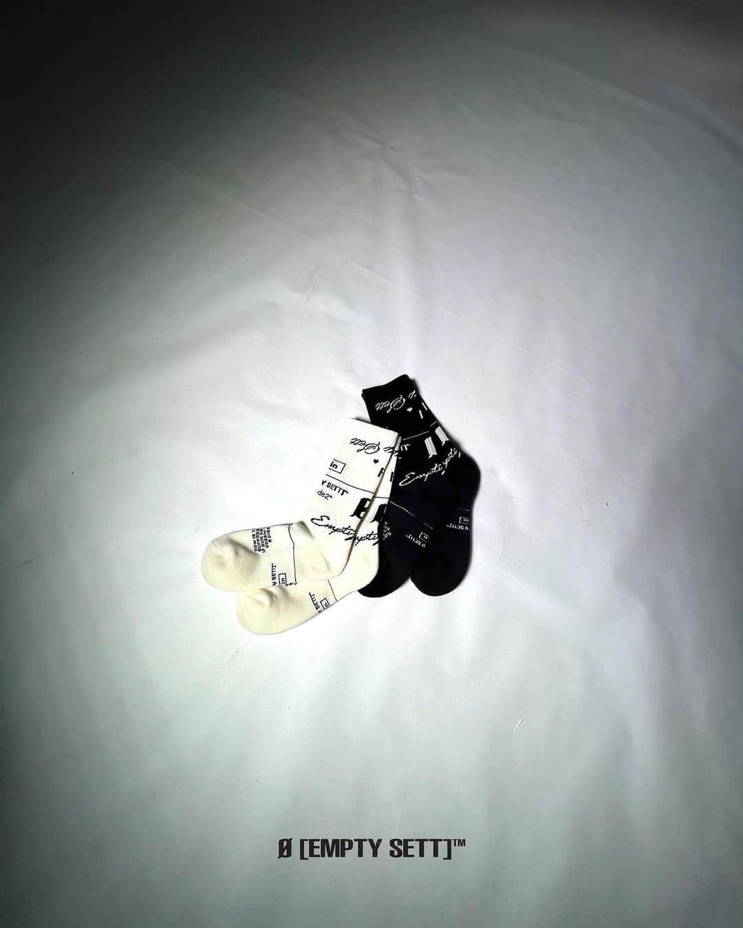のインスタグラム：「UltraComfySocks*  死ぬほど気持ちいから騙されたと思って履いてみて.  Shop.EmptySett.Com」